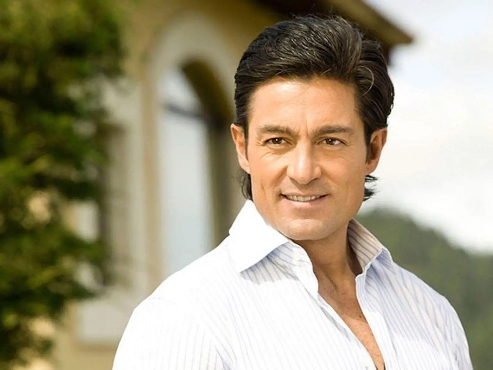 José Armando z Esmeraldy: Fernando Colunga. Herec Fernando Colunga je typickým predstaviteľom seriálov a telenoviel a nejednej babke i vnučke sa z neho podlamovali nohy. Vzťah Josého a Esmeraldy si prešiel mnohými útrapami, no žiadny z nich ani po rokoch nestratil nič zo šarmantného vzhľadu. Fernando má už po päťdesiatke, no aj vo vyššom veku mu to stále svedčí. Jednoducho je to veľký elegán.
