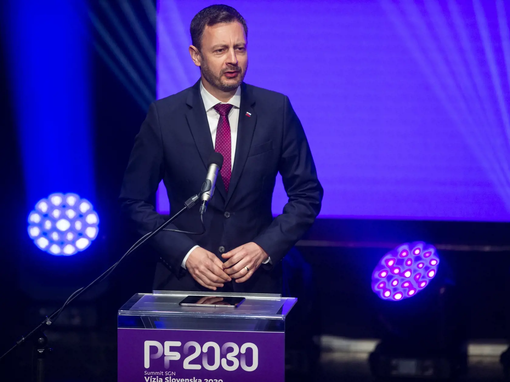 Na snímke predseda vlády SR Eduard Heger (OĽaNO) počas úvodného príhovoru na summite Slovak Global Network - Vízia Slovenska 2030 v Bratislave 6. júna 2022. FOTO TASR - Jakub Kotian