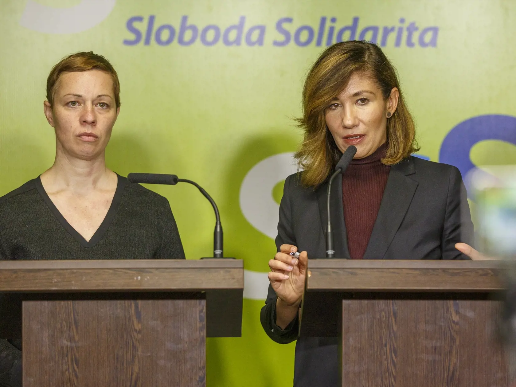 "Ľudia počas volieb chceli zmenu, a tá prišila. Politici by si podľa mňa mali veľmi dobre rozmyslieť, čo vlastne robia, lebo toto by si obyčajný človek dovoliť nemohol. Matky nemôžu ísť za svojimi predčasne narodenými deťmi. Ak by boli vo vláde, mohli by ísť? Samozrejme, Kollárovi prajem mu uzdravenie. Tu však ide o princíp a vyzerá to tak, že môže všetko. Toto by sa nemalo stať a mal by sa hanbiť. Úprimne povedané, je im to však jedno," povedala Marcela.
