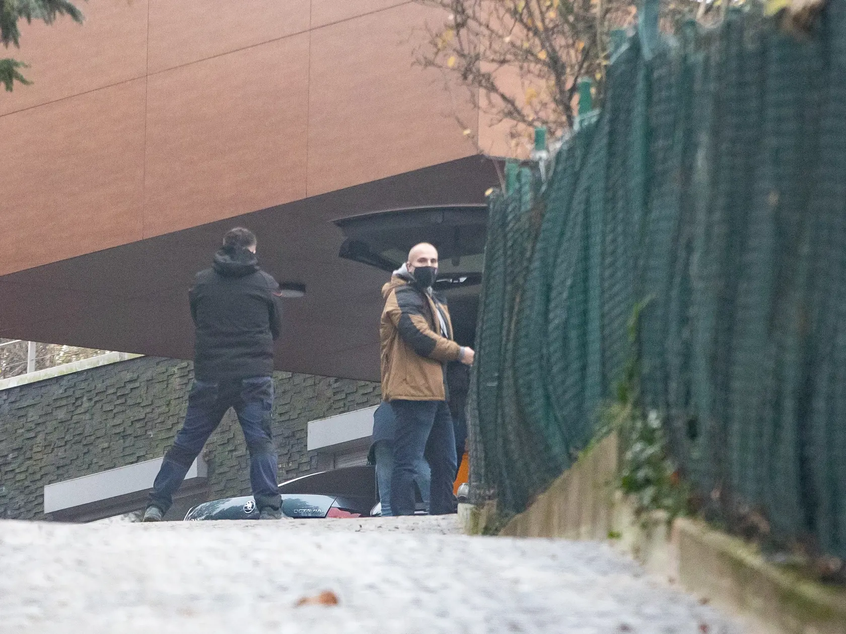 Paparazzi fotky z odchodu Borisa Kollára z nemocnice po ťažkej autonehode.
