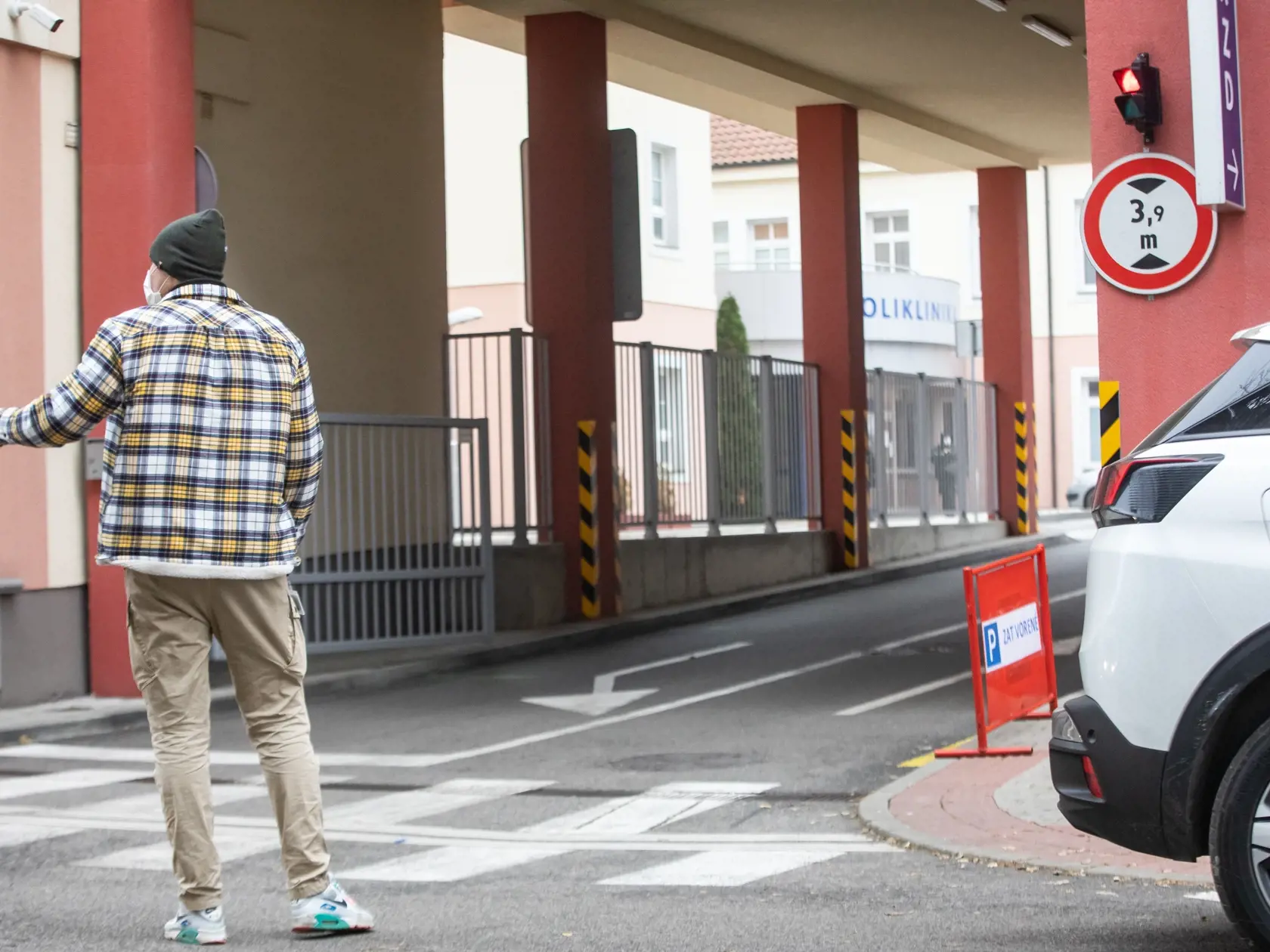Paparazzi fotky z odchodu Borisa Kollára z nemocnice po ťažkej autonehode.