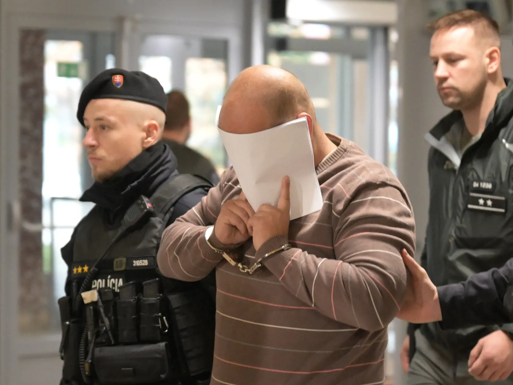 Na snímke obvinený policajt na Mestskom súde v Košiciach 13. novembra 2024. Vyšetrovateľ Úradu inšpekčnej služby (ÚIS) obvinil košického policajta z obzvlášť závažného zločinu zabitia. Podľa informácií vyšetrovateľa ÚIS mal policajt počas služby 5. novembra spôsobiť osobe zaistenej pri trestnom čine viacpočetné zranenia, ktorým v nemocnici na druhý deň podľahla.