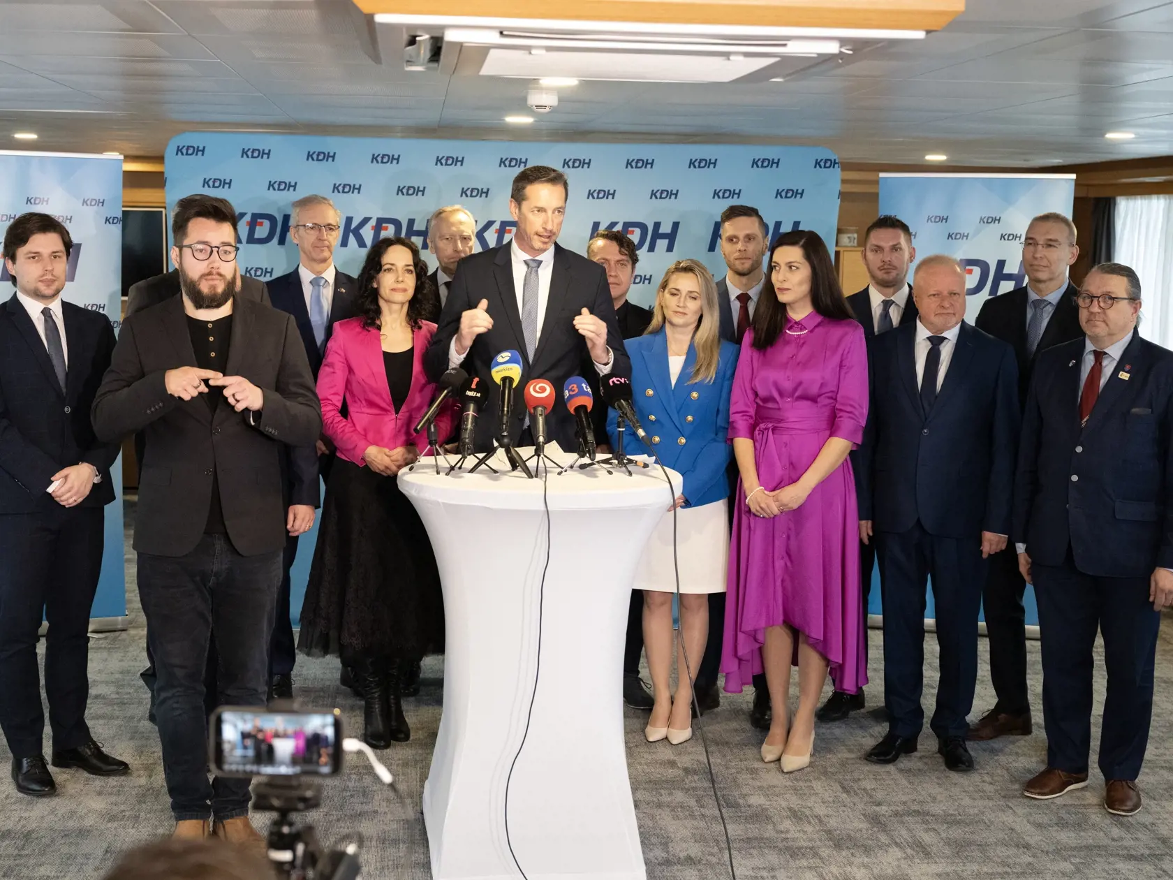 Na snímke predseda opozičného KDH Milan Majerský (uprostred) predstavuje kandidátnu listinu hnutia do volieb do Európskeho parlamentu (EP) na tlačovej konferencii v Bratislave v nedeľu 10. marca 2024. KDH do eurovolieb povedie súčasná europoslankyňa Miriam Lexmann (štvrtá zľava). Na druhom mieste bude bývalý minister spravodlivosti Viliam Karas (nie je na snímke). Tretie miesto kandidátky obsadí vysokoškolský profesor Gabriel Paľa (druhý sprava). Do europarlamentu kandidujú tiež Ján Figeľ (piaty