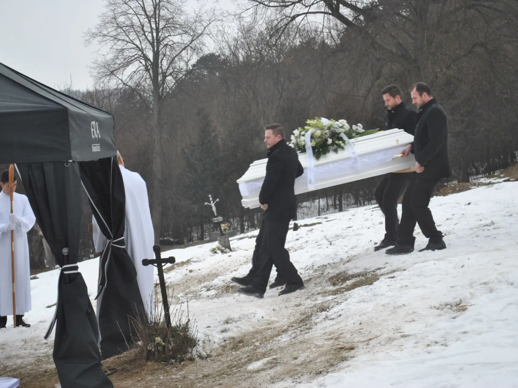  Stovky ľudí vyprevadili na poslednú cestu Martinu Kušnírovú († 27), zavraždenú snúbenicu investigatívneho novinára Jána Kuciaka.