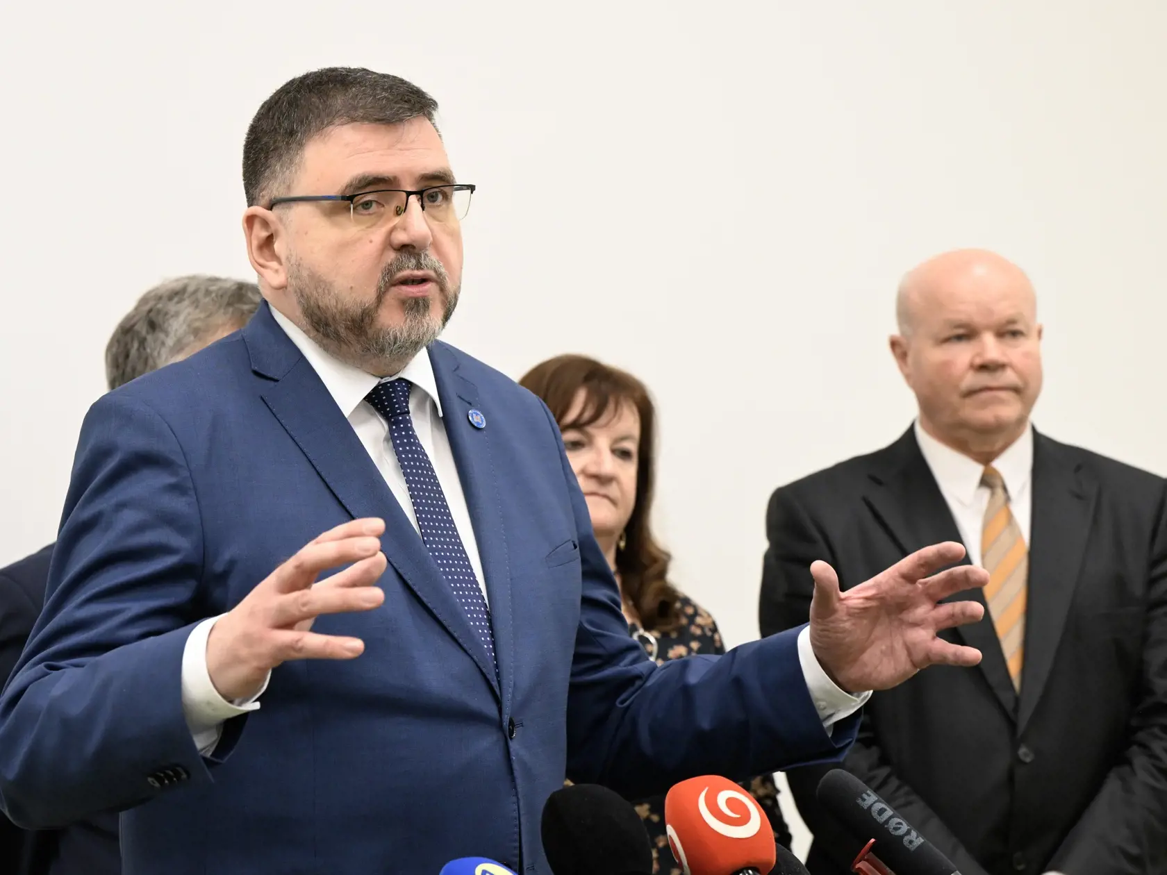 Na snímke zľava predseda Združenia miest a obcí Slovenska (ZMOS) Jozef Božik, podpredsedníčka Odborového zväzu pracovníkov školstva a vedy na Slovensku a predsedníčka Združenia základného školstva Ingrid Gamčíková a podpredseda ZMOS-u Branislav Tréger počas tlačovej konferencie po rokovaní zástupcov Odborového zväzu školstva so zástupcami Združenia miest a obcí Slovenska v Bratislave v stredu 22. januára 2025. FOTO TASR - Pavel Neubauer	

