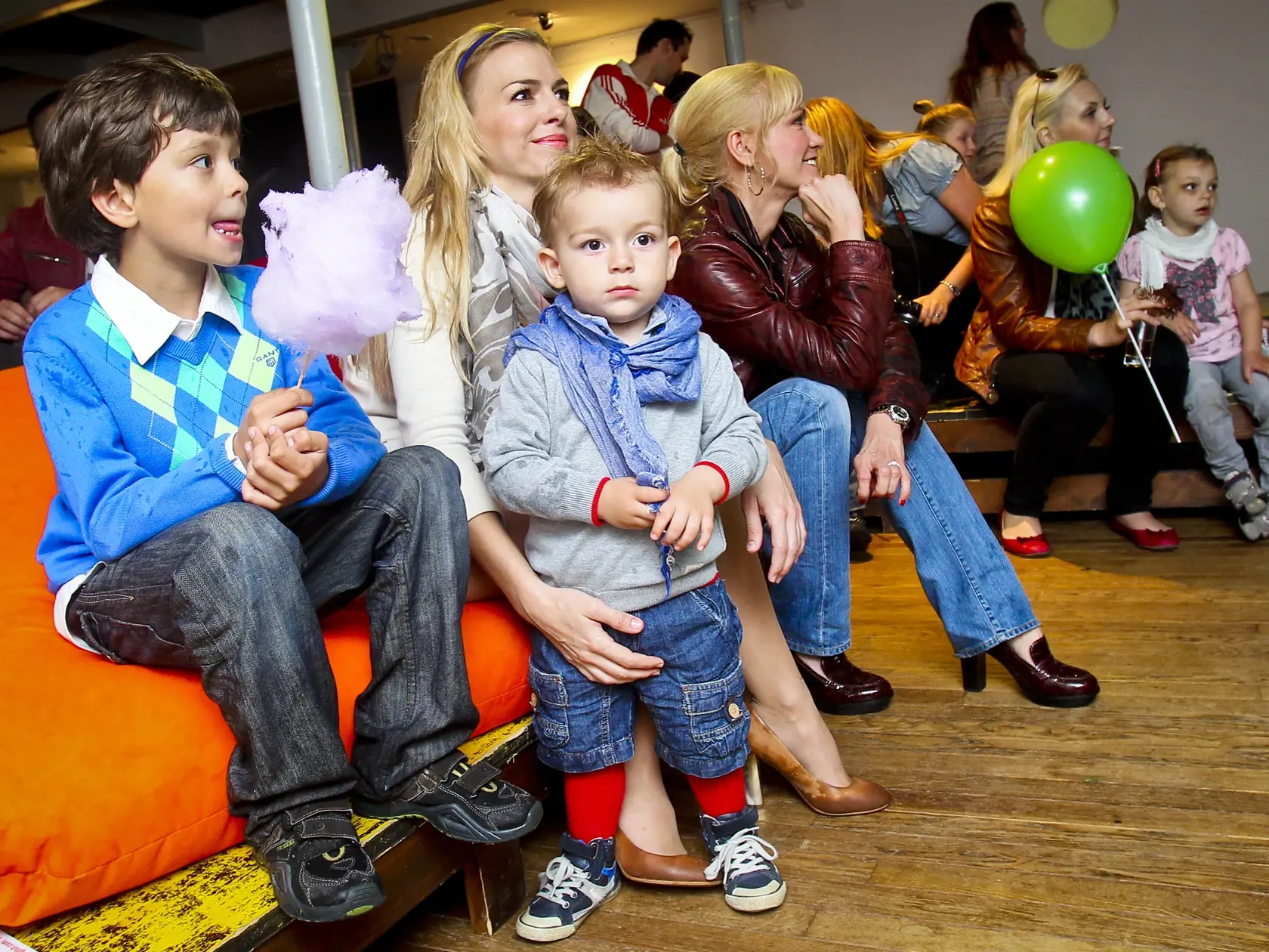 Na snimke zlava syn hovorkyne TV Markiza Samuel Dubravsky, moderatorka TV Markiza Zlatica Puskarova a jej syn Leonard Svajda pocas prezentacie vyucby anglickeho jazyka pre deti od 5 rokov s nazvom WattsEnglish.