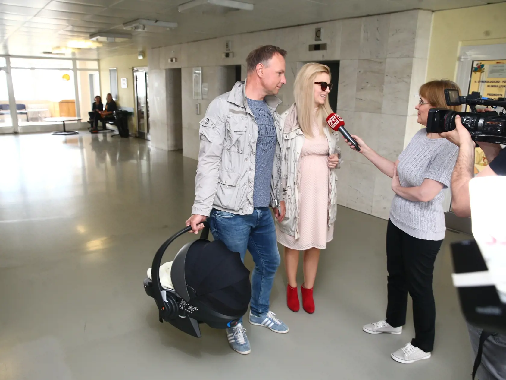 zlatica puskarova a patrik svajda odchadzaju z ruzinovskej porodnice aj s malym synom