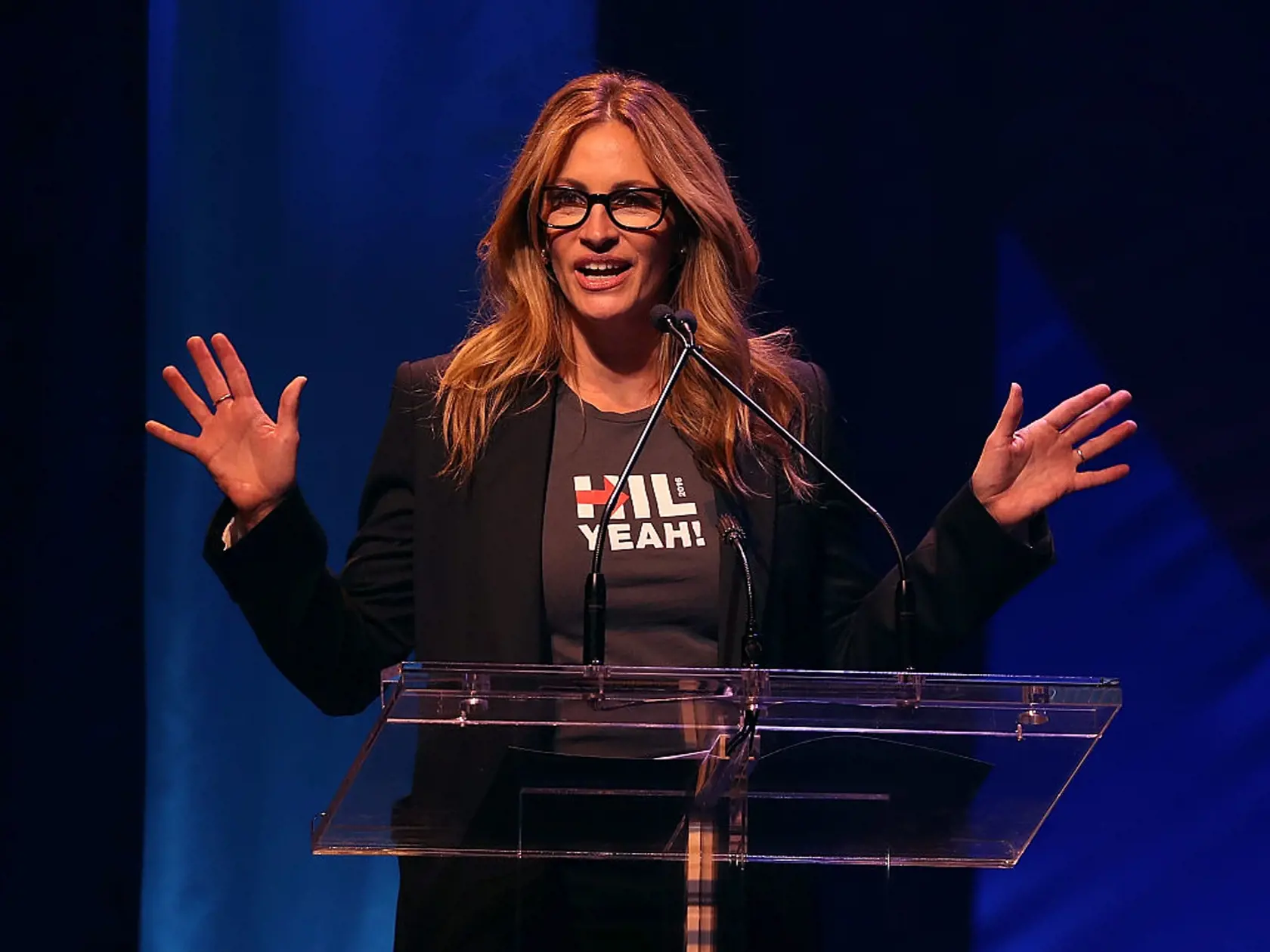 Julia Roberts (49)
Na štíhlej a stále zvodnej  Pretty Woman  nie je vidieť, že by ju trápili kŕčové žily, ale môže to tak byť. Popri filmovej kariére stihla porodiť tri deti. Prvé boli dvojičky, a najmä tehotenstvo s nimi mohlo poriadne zaťažiť žilový systém budúcej mamy. Niečo naznačuje aj typická výrazná žila na Juliinom čele.
