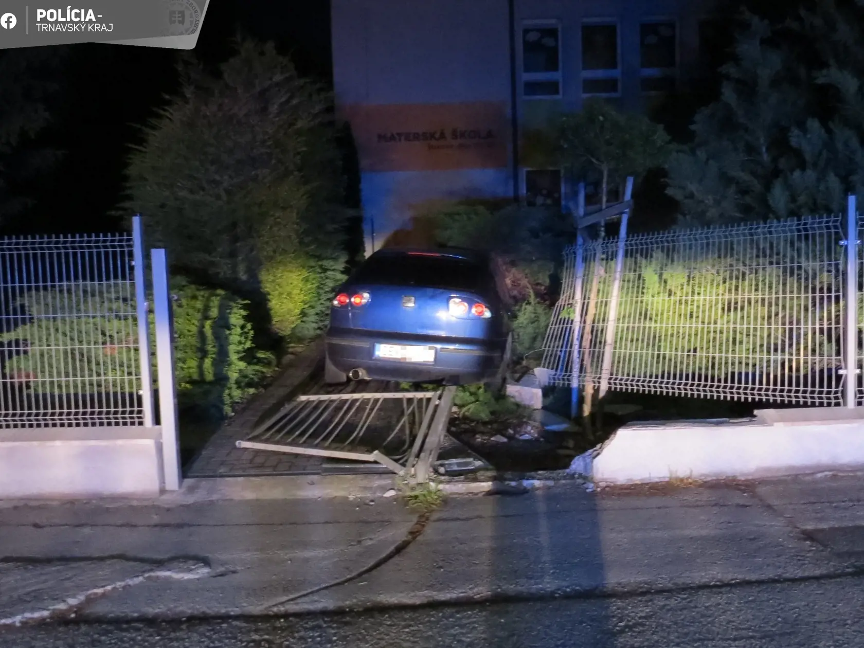 Ďalší opitý vodič narazil v utorok do bránky a betónového múrika materskej školy v obci Trebatice v okrese Piešťany.