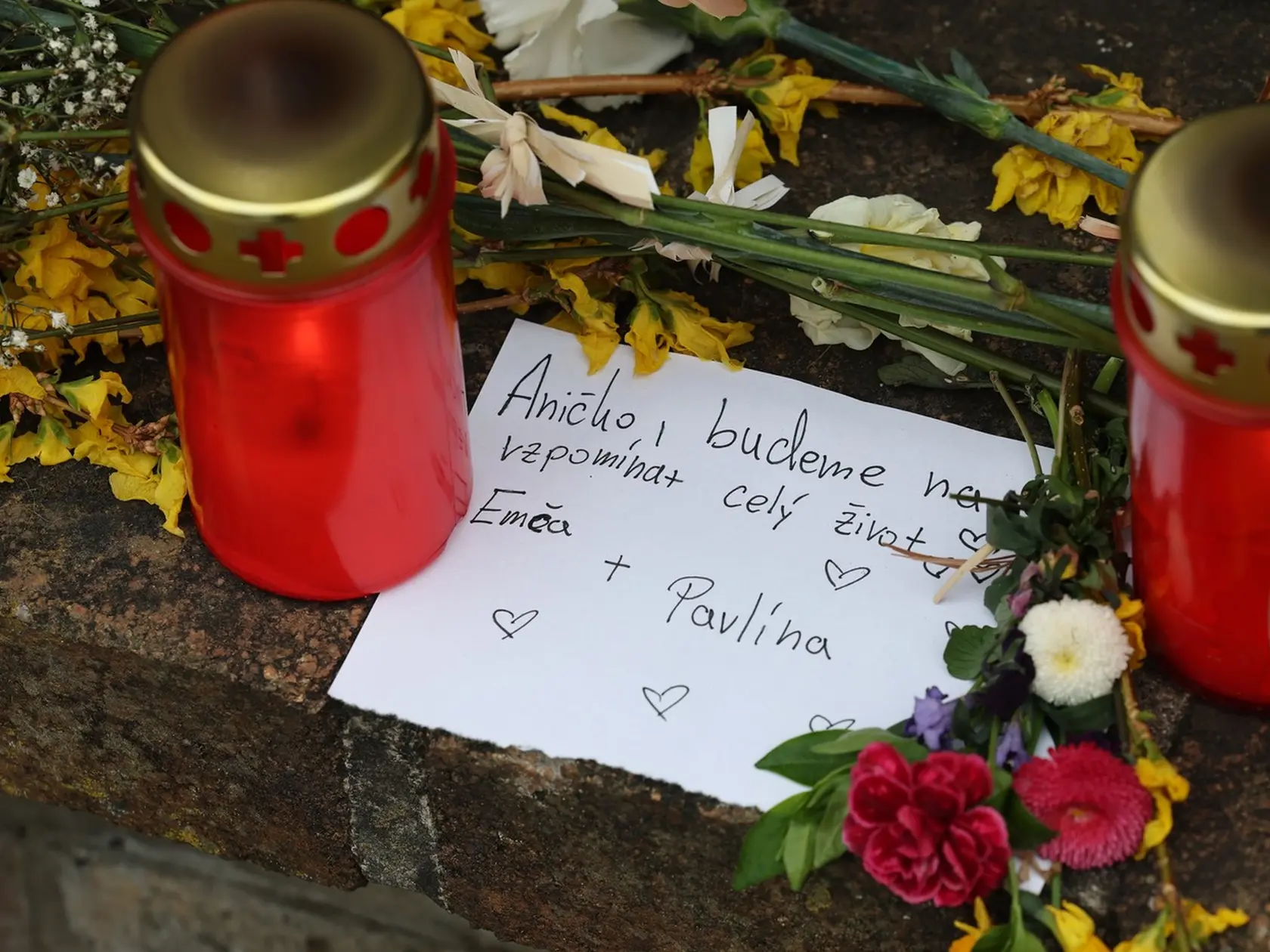 Pred domom manželov Dády a Felixa Slováčkovcov vytvorili ľudia pietne miesto na počesť ich zosnulej dcéry Aničky (†29). Nechýbajú rôzne osobné odkazy.