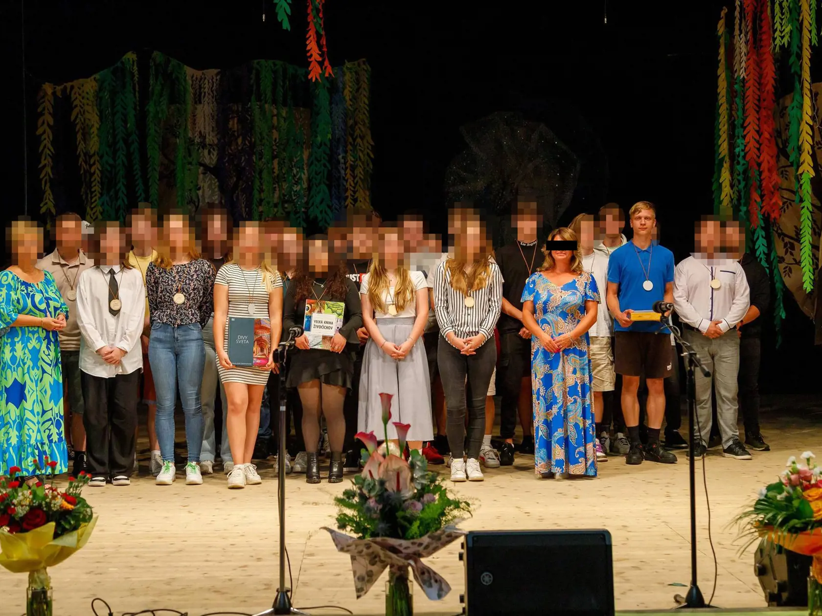 Na staršej fotografii z gymnázia, mal pravdepodobne Samuel stáť vedľa učiteľky Márie
