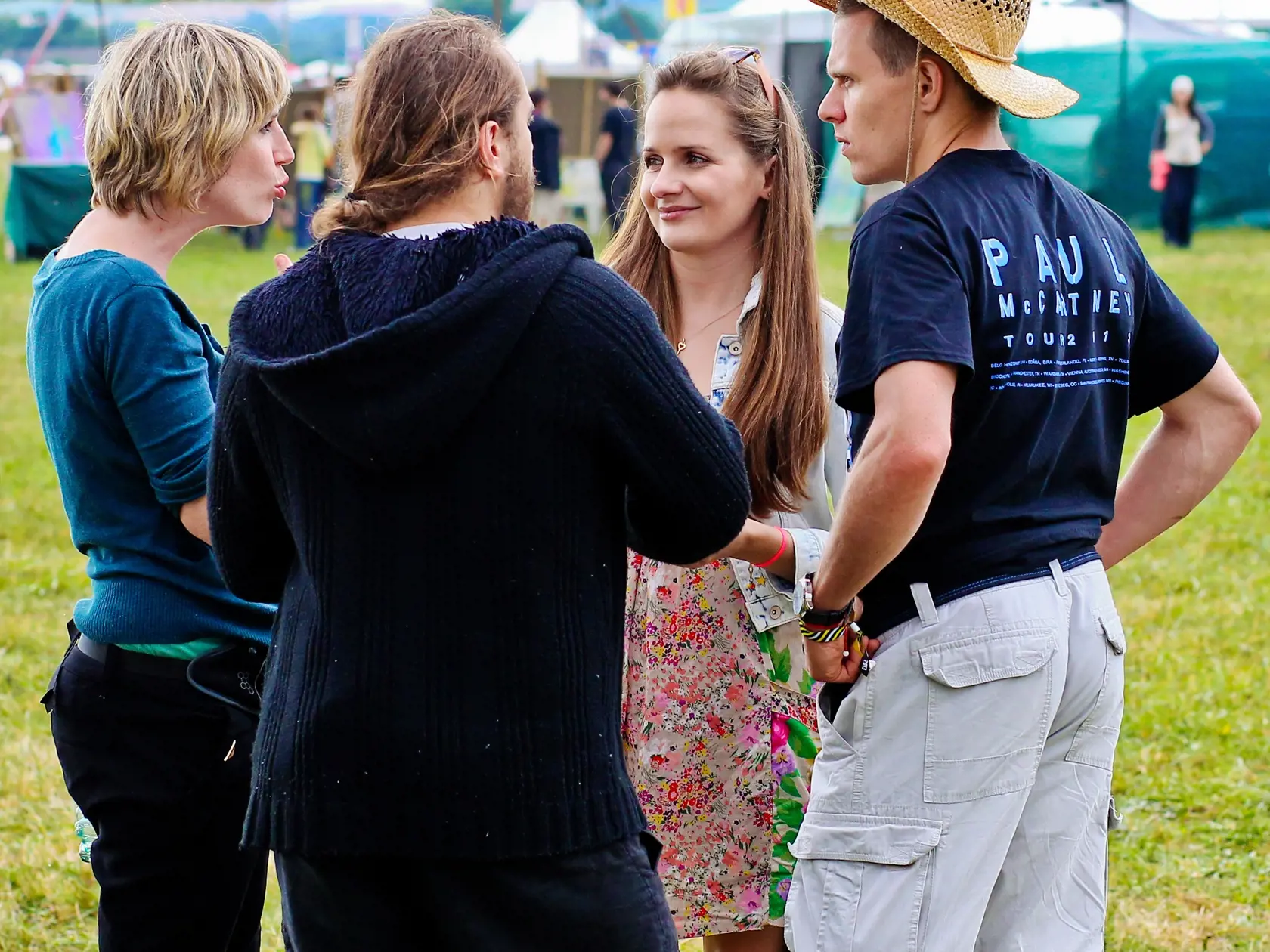 Na trencianskom letisku pokracuje druhym dnom 17 rocnik letneho hudobneho festivalu Bazant Pohoda 2013. Medzi navstevnikmi sa objavila aj herecka Zuzana Sebova so svojim partnerom, hercom Michalom Kubovcikom.