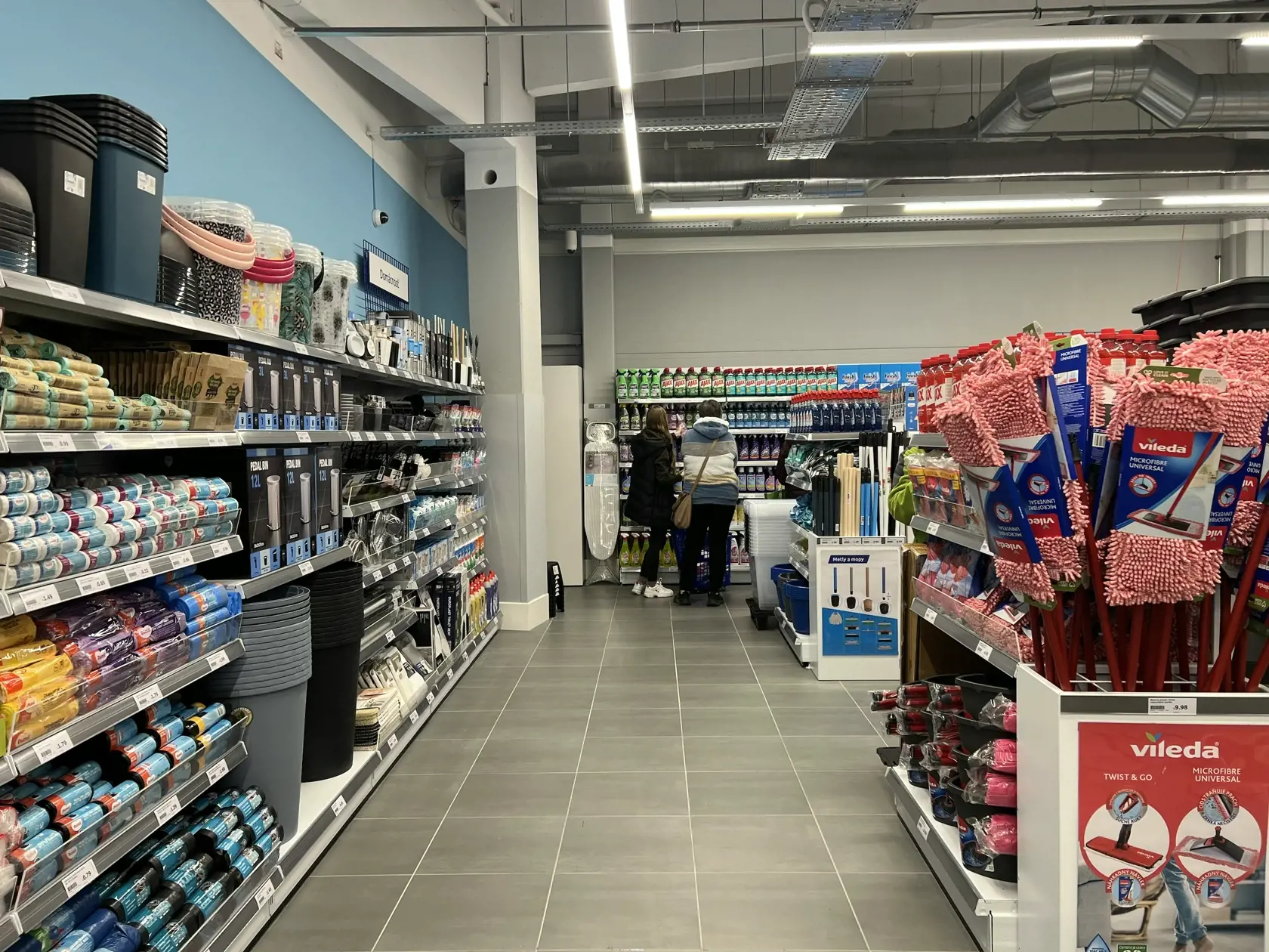 Návštevníkom obchodu dnes Action predstavil svoju ponuku rôznorodých výrobkov zo 14 produktových kategórií (od hračiek a náradia cez záhradkárske potreby až po DIY a trvanlivé jedlo) za tie najnižšie ceny.