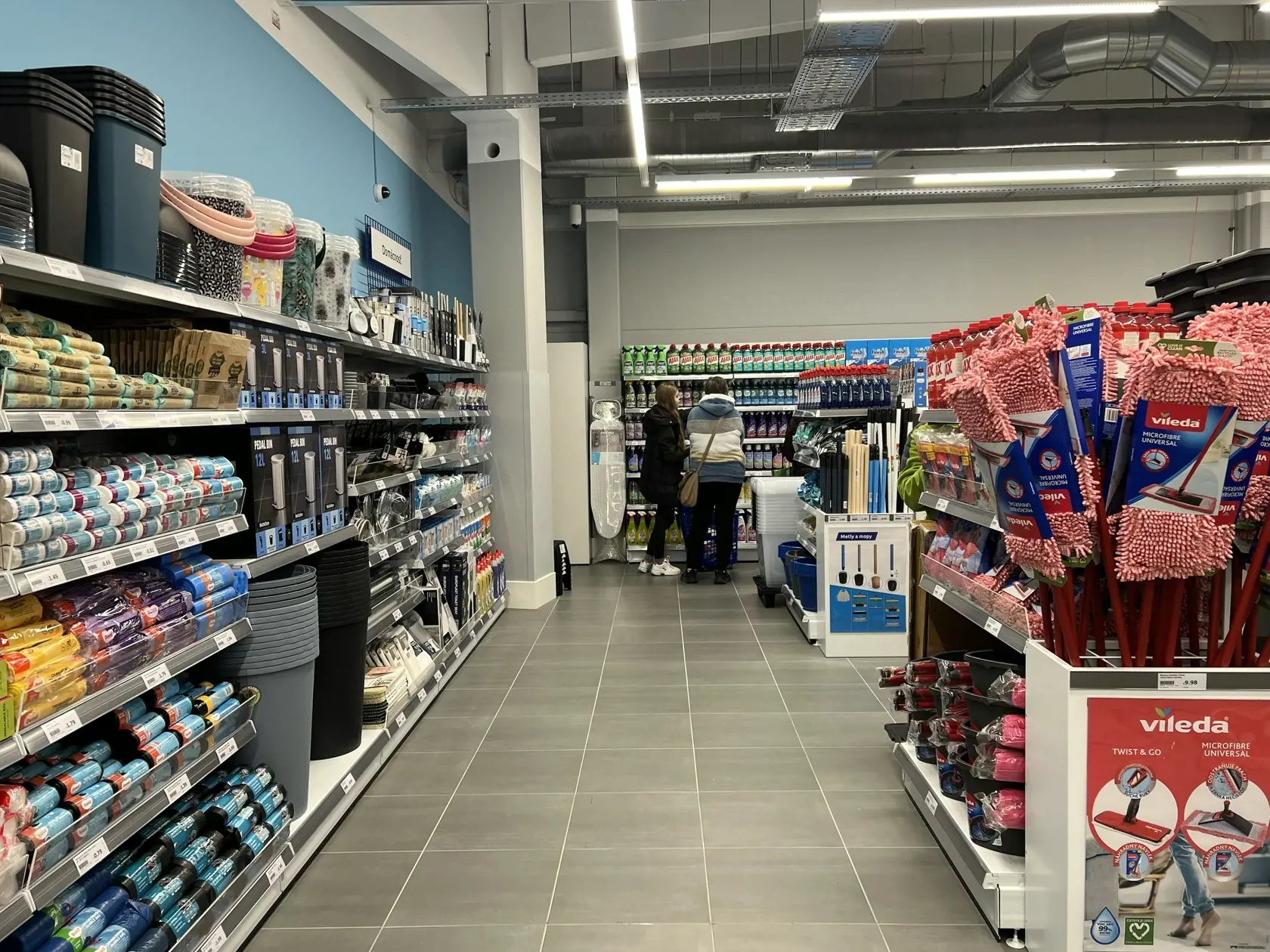 Návštevníkom obchodu dnes Action predstavil svoju ponuku rôznorodých výrobkov zo 14 produktových kategórií (od hračiek a náradia cez záhradkárske potreby až po DIY a trvanlivé jedlo) za tie najnižšie ceny.