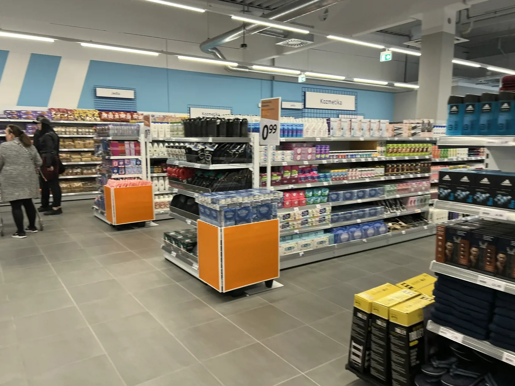 Ak by ste čakali dlhé rady a plné nákupné košíky, ste na omyle. Obchod doslova zíval prázdnotou!