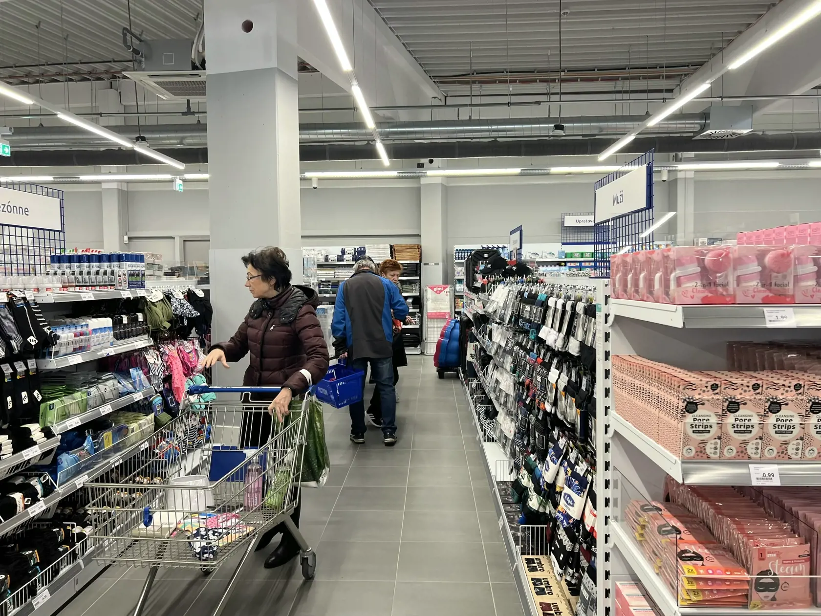 Vo vnútri bolo iba zopár ľudí prechádzajúcich sa medzi regálmi. Tí pravdepodobne skúmavo hľadeli na nízke ceny.