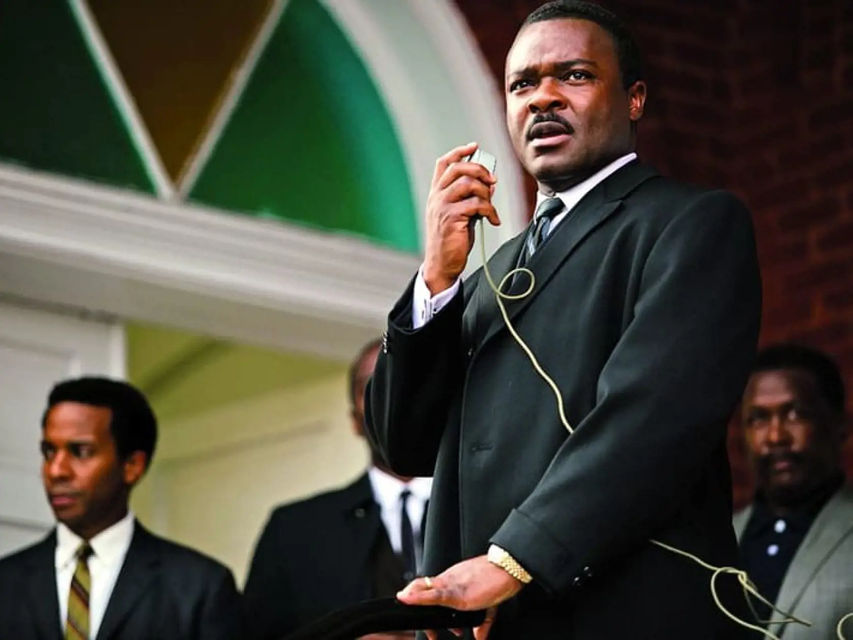David Oyelowo, ktorý sa skvelo vžil do roly Martina Luthera Kinga, sa sošky nedočkal. Za jeho názorom, že v nomináciách chýbajú černosi, stojí aj George Clooney či Steve McQueen.