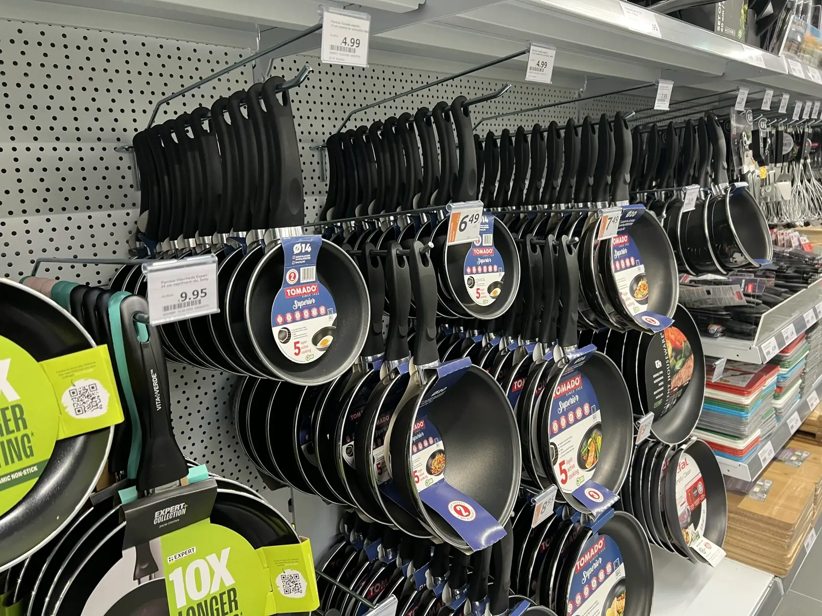 Návštevníkom obchodu dnes Action predstavil svoju ponuku rôznorodých výrobkov zo 14 produktových kategórií (od hračiek a náradia cez záhradkárske potreby až po DIY a trvanlivé jedlo) za tie najnižšie ceny.