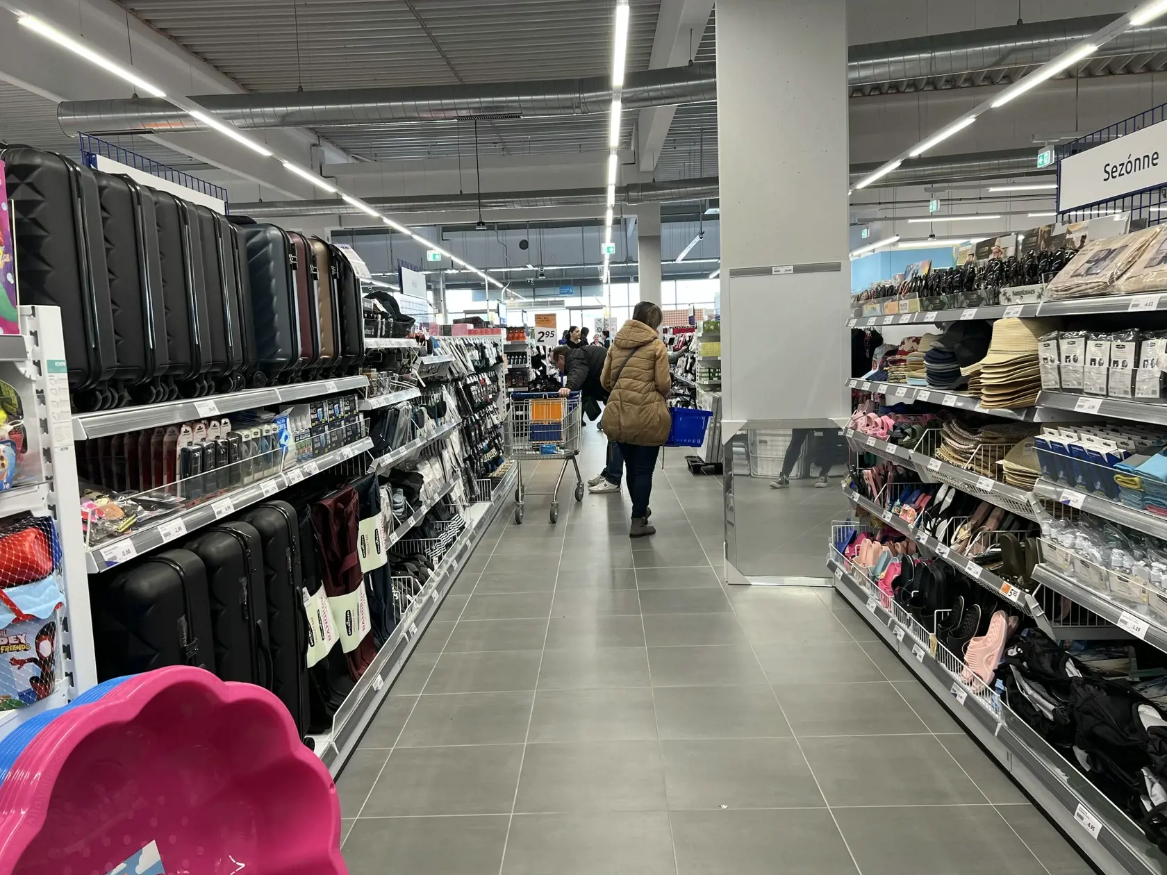 Návštevníkom obchodu dnes Action predstavil svoju ponuku rôznorodých výrobkov zo 14 produktových kategórií (od hračiek a náradia cez záhradkárske potreby až po DIY a trvanlivé jedlo) za tie najnižšie ceny.