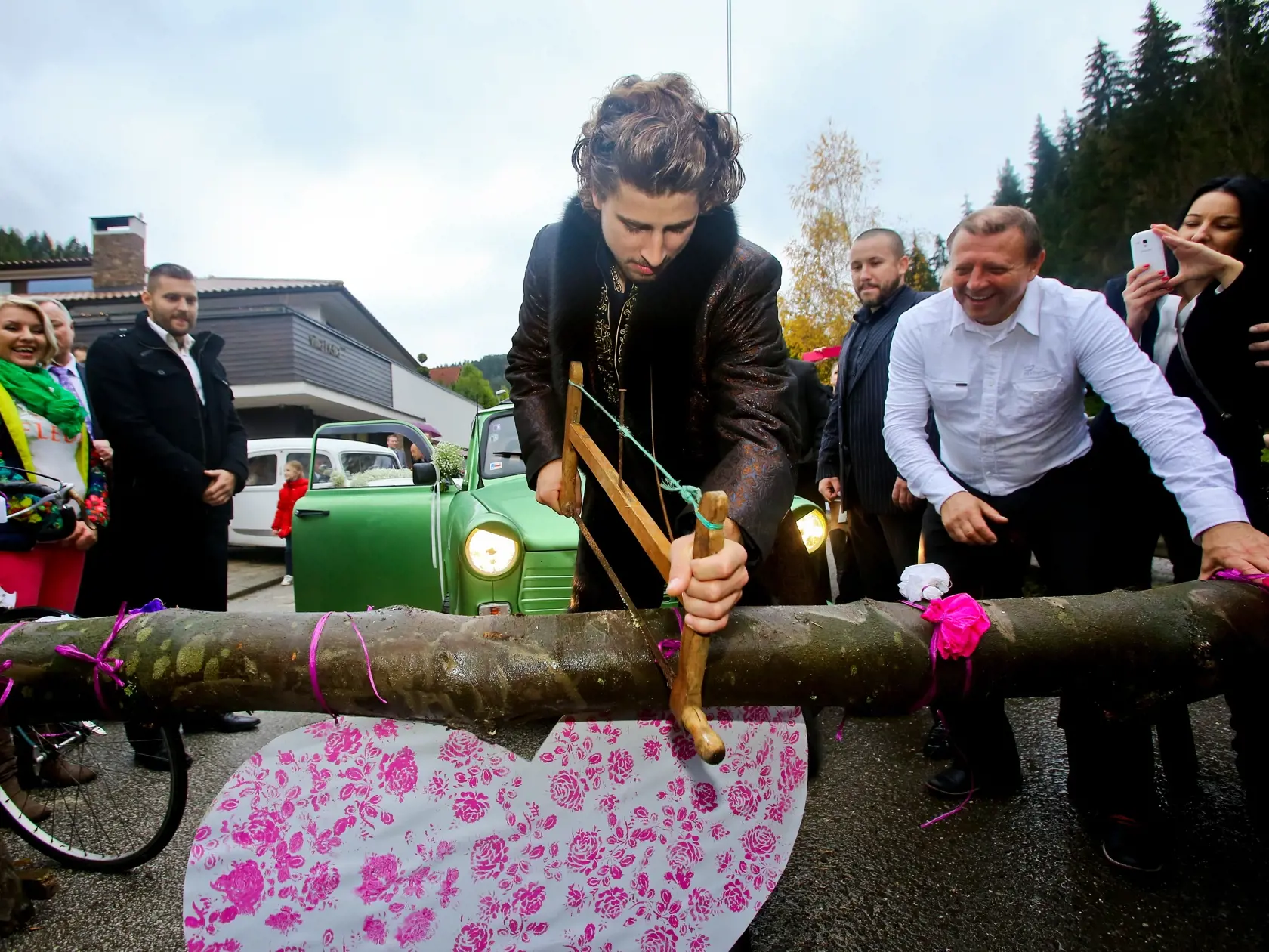 Peter Sagan v rámci tradície píli pomyselnú bránu pred domom svojej nevesty Katariny Smolkovej v Dolnom Kubíne.