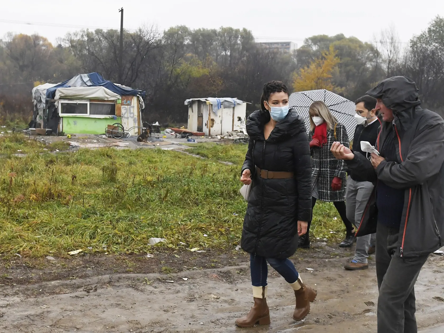 Delegácia poslancov Európskeho parlamentu navštívila sídlisko Luník IX v Košiciach 4. novembra 2021. Na snímke osada Mašličkovo pri Luníku IX, vľavo europoslankyňa Lucia Ďuriš Nicholsonová. FOTO TASR – František Iván