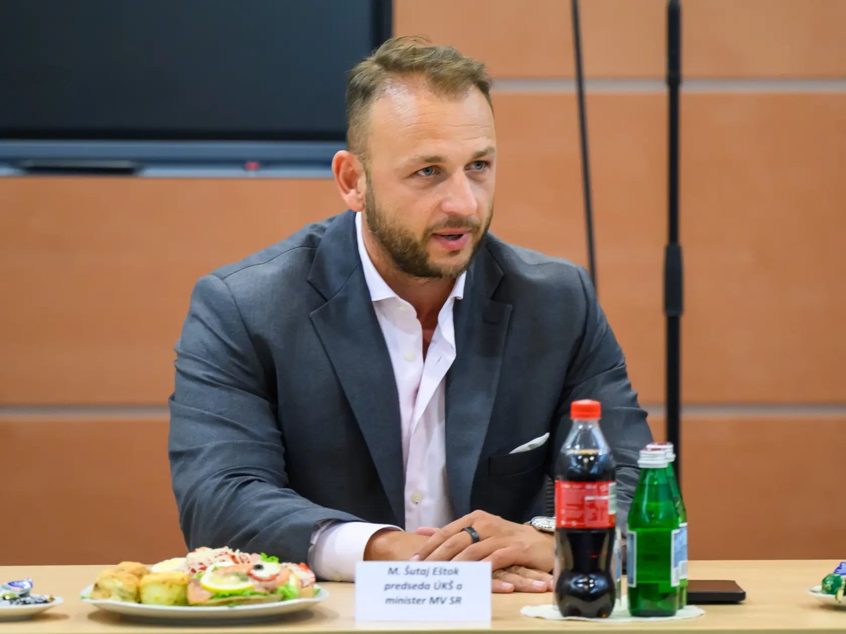 Na snímke predseda Ústredného krízového štábu (ÚKŠ) a minister vnútra SR Matúš Šutaj Eštok (Hlas-SD) počas zasadania Ústredného krízového štábu z dôvodu vyhlásenia mimoriadnej situácie v súvislosti s nákazou slintačky a krívačky na celom území SR v Bratislave 25. marca 2025.