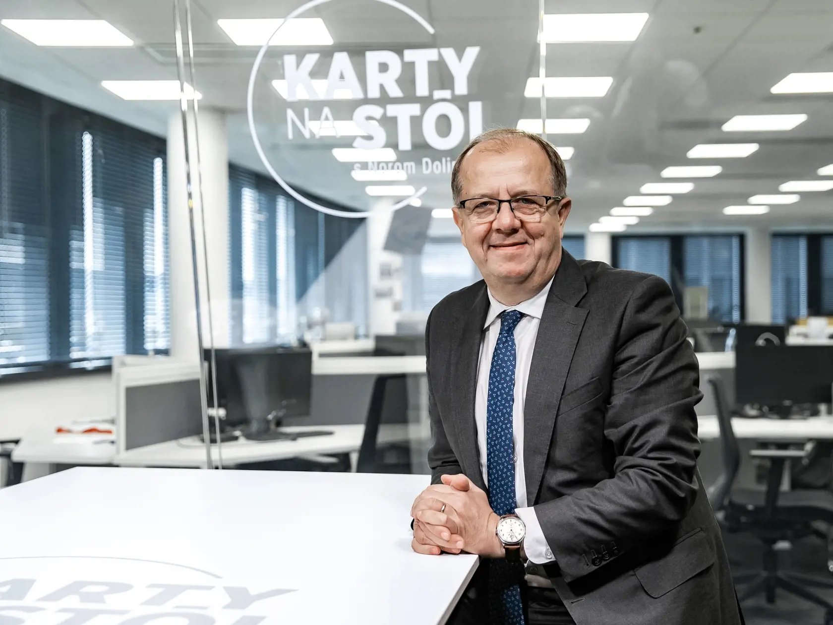 Richard Rybníček: "SaS sa týmto návrhom zaradila medzi subjekty, ktoré vedome, či nevedome posilňujú centralizáciu a reguláciu miestnej samosprávy. O to väčšie prekvapenie vzbudzuje tento krok práve u strany, ktorá má v názve slovo sloboda a hlási sa k zásadám deregulácie. Namiesto posilnenia postavenia miest však jej návrh v skutočnosti zvyšuje ich závislosť od štátu, čím obmedzuje ich samosprávnu slobodu. To má pritom priamy negatívny vplyv na rozvoj krajiny a jej konkurencieschopnosť.“