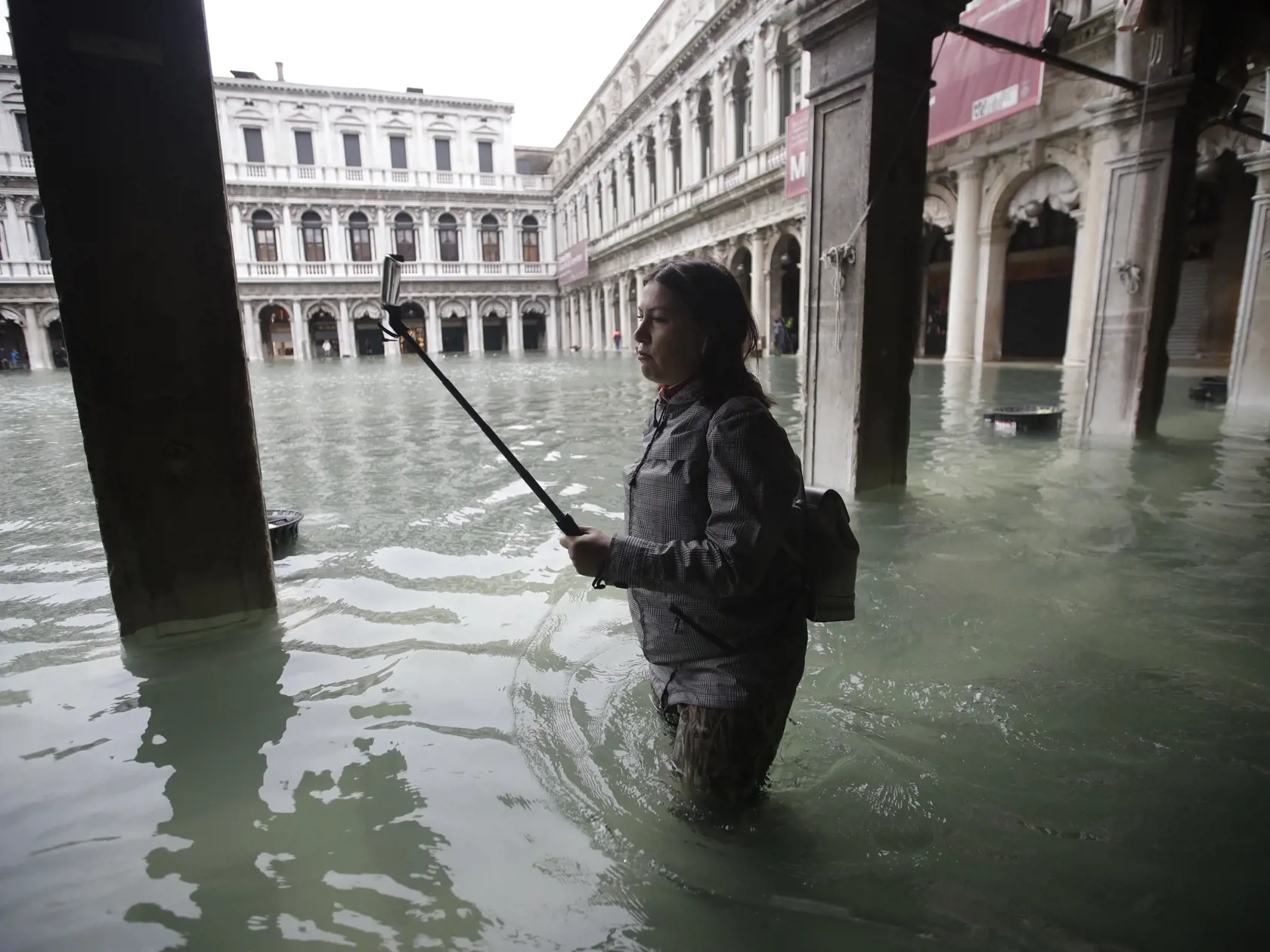 EBE 18 Benátky - Na snímke žena kráča po zaplavenom Námestí sv. Marka v Benátkach 15. novebra 2019. FOTO TASR/AP
A woman makes her way in a flooded St. Mark's Square in Venice, Italy, Friday, Nov. 15, 2019. The high-water mark hit 187 centimeters (74 inches) late Tuesday, Nov. 12, 2019, meaning more than 85% of the city was flooded. The highest level ever recorded was 194 centimeters (76 inches) during infamous flooding in 1966. (AP Photo/Luca Bruno)