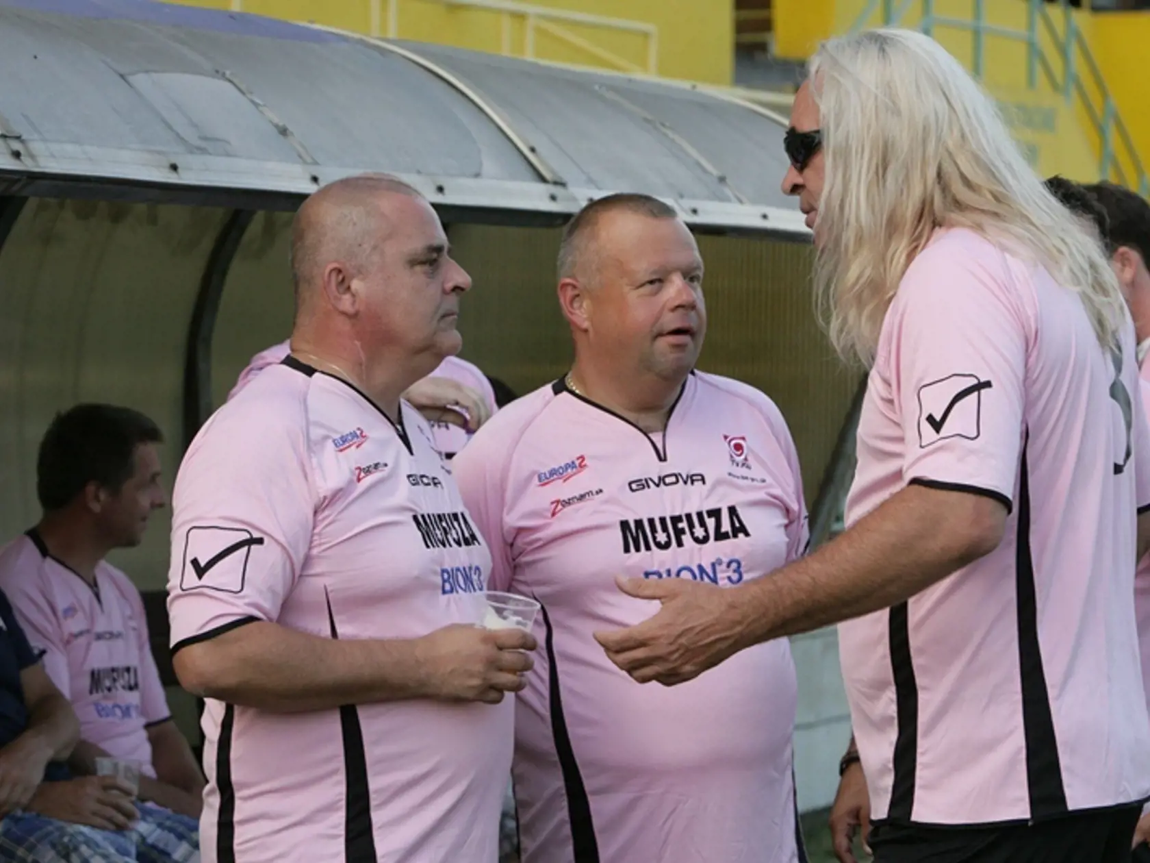 TAKTICKÁ PORADA: Herci Pavol Topoľský, Ivan Tuli Vojtek a spevák Marián Grexa (vpravo) krátko pred zápasom.
