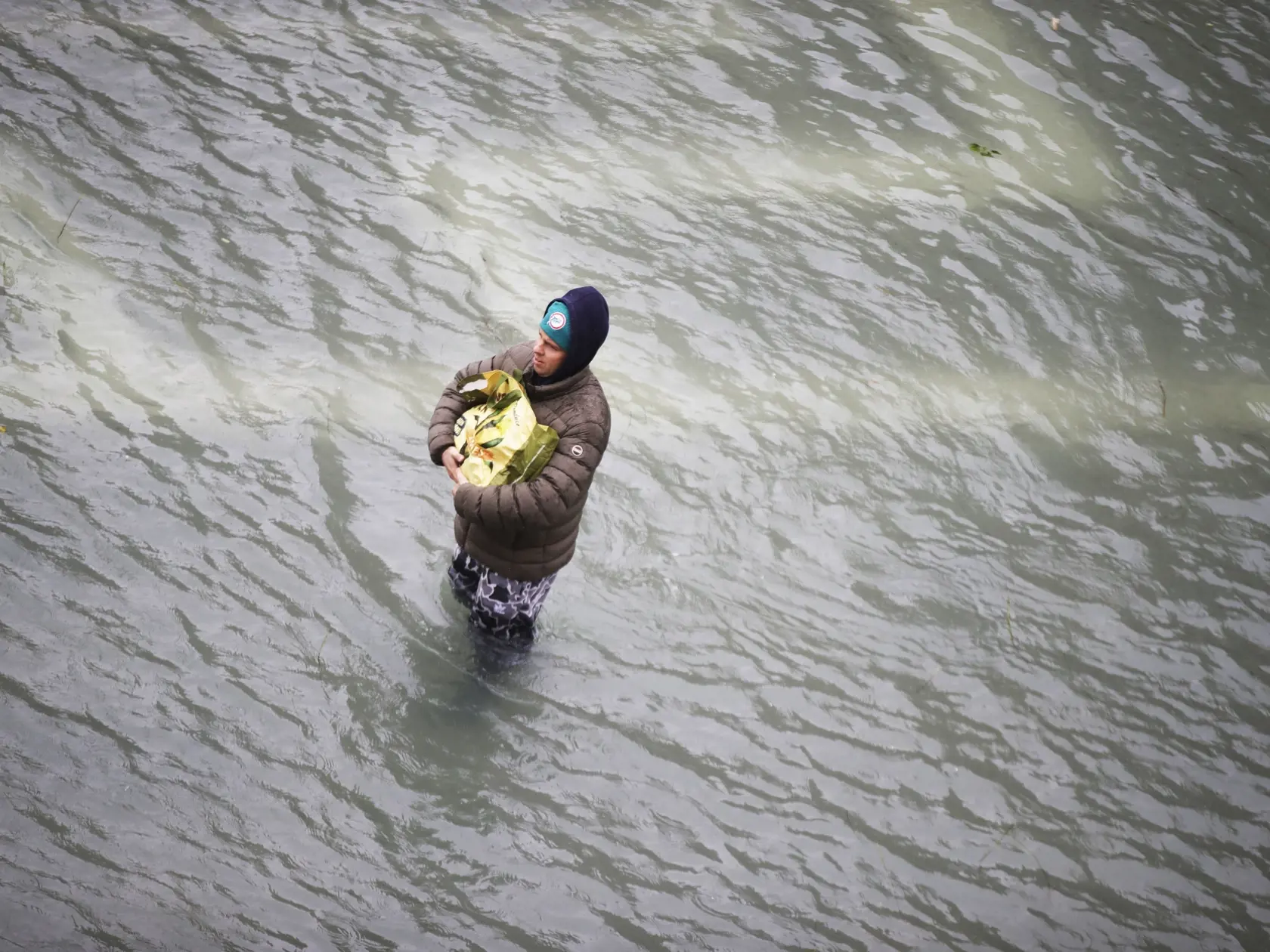 EBE 13 Benátky - Na snímke muž s taškou stojí na zaplavenom Námestí sv. Marka v Benátkach 15. novebra 2019. FOTO TASR/AP
A man holds his bag as he stands in a flooded St. Mark's Square in Venice, Italy, Friday, Nov. 15, 2019. The high-water mark hit 187 centimeters (74 inches) late Tuesday, Nov. 12, 2019, meaning more than 85% of the city was flooded. The highest level ever recorded was 194 centimeters (76 inches) during infamous flooding in 1966. (AP Photo/Luca Bruno)