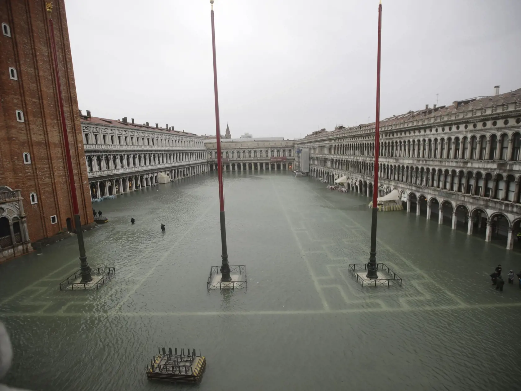 EBE 14 Benátky - Na snímke zaplavené Námestie sv. Marka v Benátkach 15. novebra 2019. FOTO TASR/AP
A general view of a flooded St. Mark's Square in Venice, Italy, Friday, Nov. 15, 2019. The high-water mark hit 187 centimeters (74 inches) late Tuesday, Nov. 12, 2019, meaning more than 85% of the city was flooded. The highest level ever recorded was 194 centimeters (76 inches) during infamous flooding in 1966. (AP Photo/Luca Bruno)