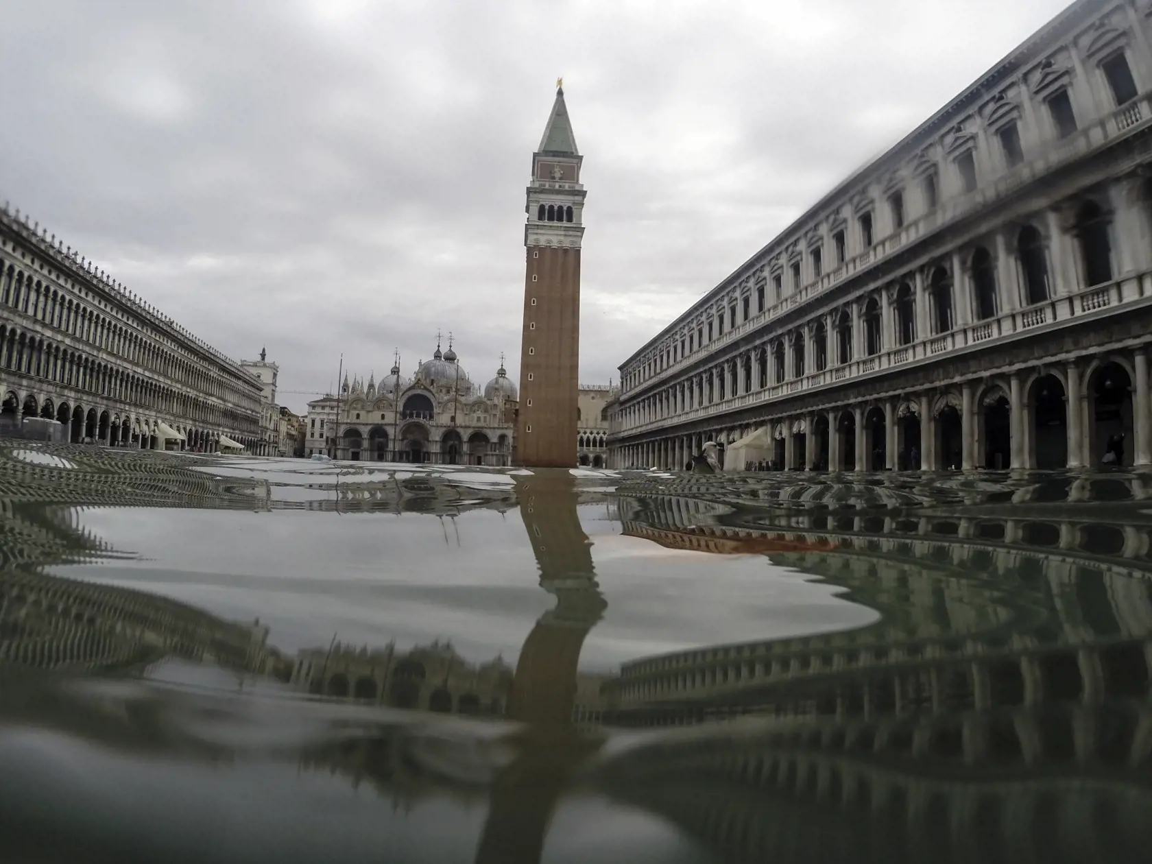 EBE 29 Benátky - Na snímke zaplavené Námestie sv. Marka v Benátkach 15. novebra 2019. FOTO TASR/AP
A flooded St. Mark's Square in Venice, Italy, Friday, Nov. 15, 2019. Waters are rising in Venice where the tide is reaching exceptional levels just three days after the Italian lagoon city experienced its worst flooding in more than 50 years. (AP Photo/Luca Bruno)