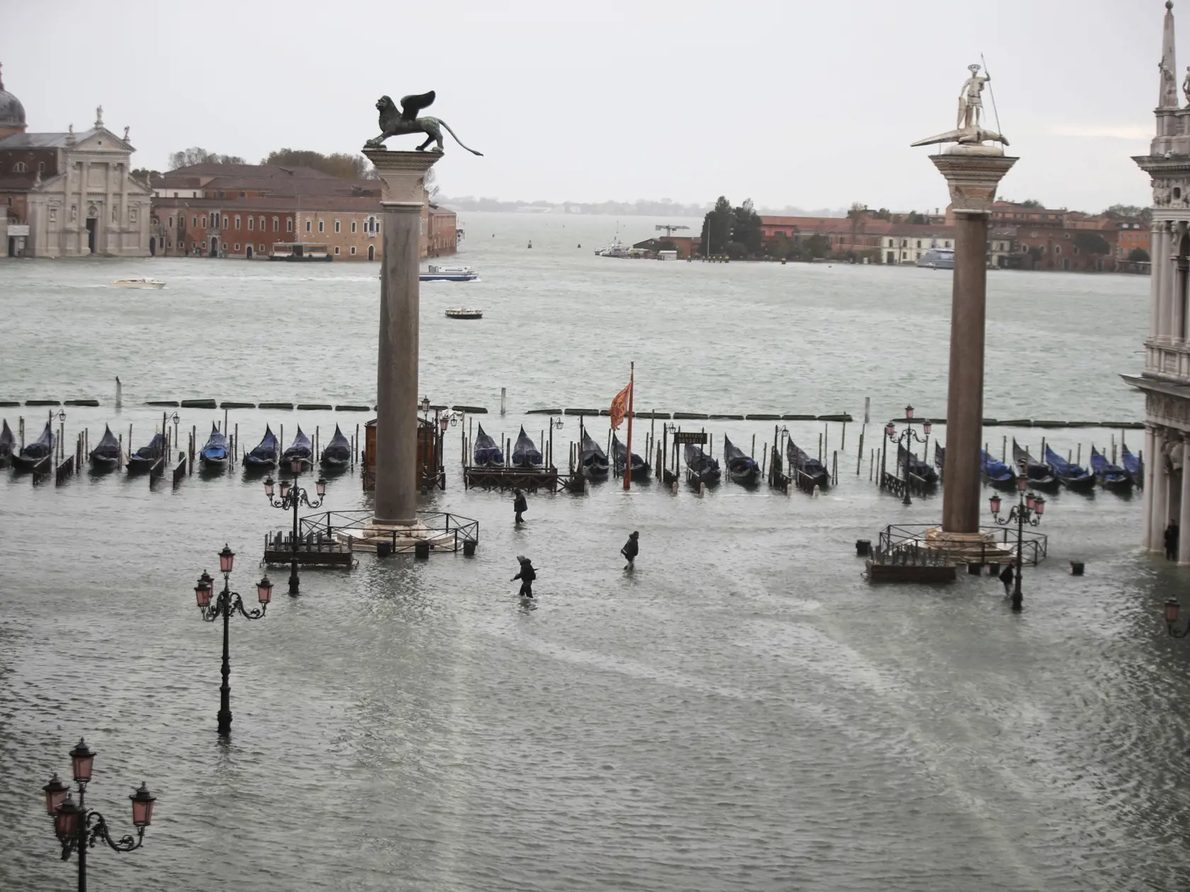 EBE 17 Benátky - Na snímke ľudia na zaplavenom Námestí sv. Marka v Benátkach 15. novebra 2019. FOTO TASR/AP
People make their way in a flooded St. Mark's Square in Venice, Italy, Friday, Nov. 15, 2019.  Waters are rising in Venice where the tide is reaching exceptional levels just three days after the Italian lagoon city experienced its worst flooding in more than 50 years. (AP Photo/Luca Bruno)