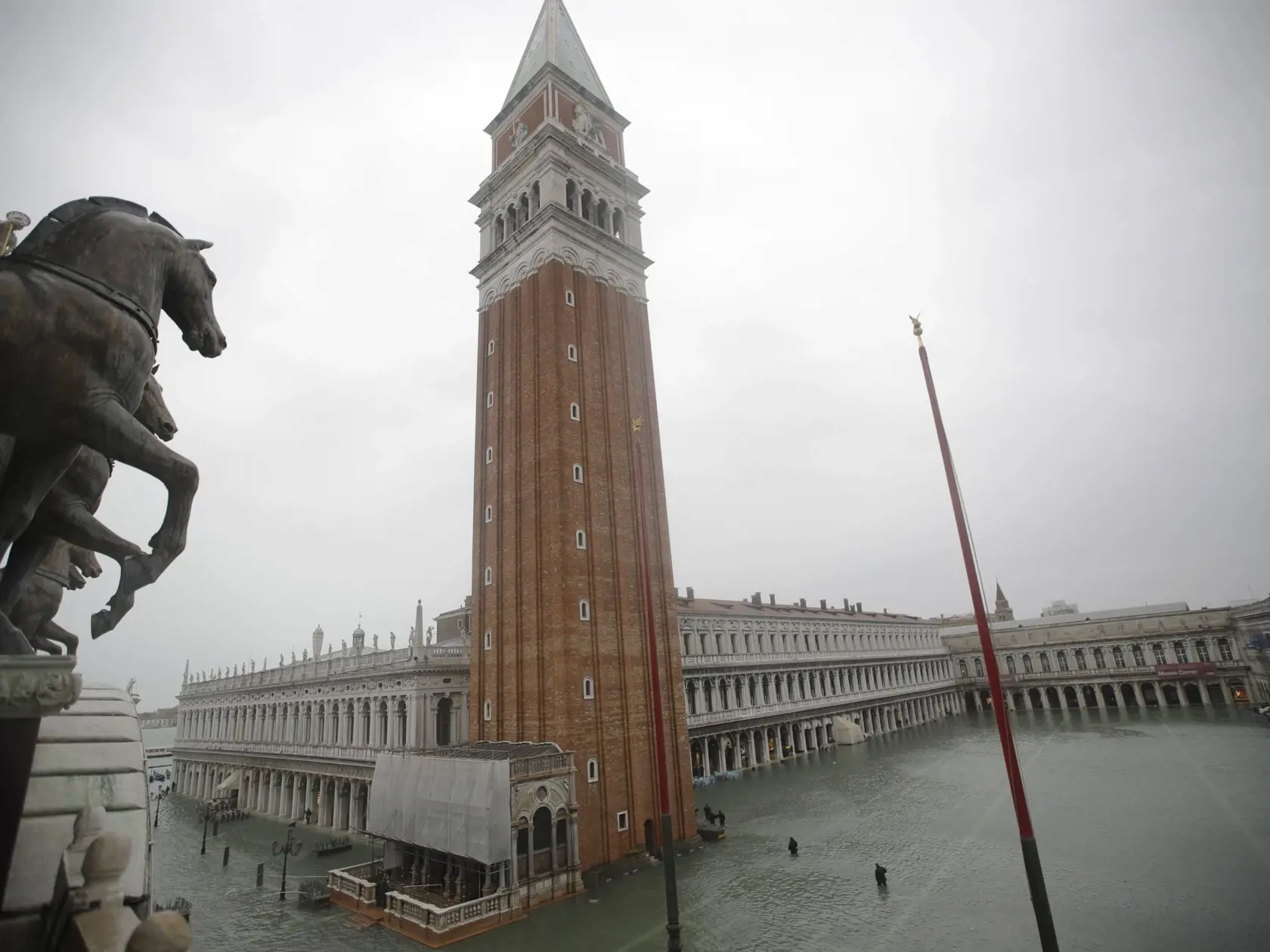 EBE 16 Benátky - Na snímke zaplavené Námestie sv. Marka v Benátkach 15. novebra 2019. FOTO TASR/AP
A general view of a flooded St. Mark's Square in Venice, Italy, Friday, Nov. 15, 2019. The high-water mark hit 187 centimeters (74 inches) late Tuesday, Nov. 12, 2019, meaning more than 85% of the city was flooded. The highest level ever recorded was 194 centimeters (76 inches) during infamous flooding in 1966. (AP Photo/Luca Bruno)