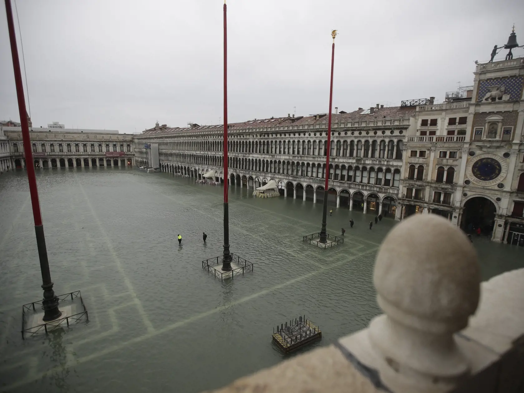 EBE 15 Benátky - Na snímke zaplavené Námestie sv. Marka v Benátkach 15. novebra 2019. FOTO TASR/AP
A general view of a flooded St. Mark's Square in Venice, Italy, Friday, Nov. 15, 2019. The high-water mark hit 187 centimeters (74 inches) late Tuesday, Nov. 12, 2019, meaning more than 85% of the city was flooded. The highest level ever recorded was 194 centimeters (76 inches) during infamous flooding in 1966. (AP Photo/Luca Bruno)