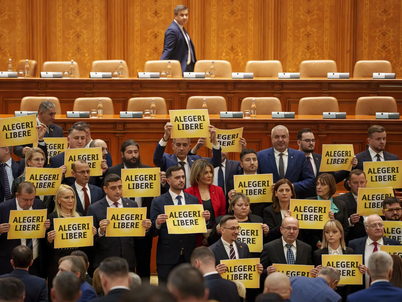 - Na snímke poslanci z pravicovej Aliancie pre jednotu Rumunov (AUR) držia transparenty s nápisom "Slobodné voľby" počas prvej schôdze rumunského parlamentu po voľbách v Bukurešti v piatok 20. decembra 2024.