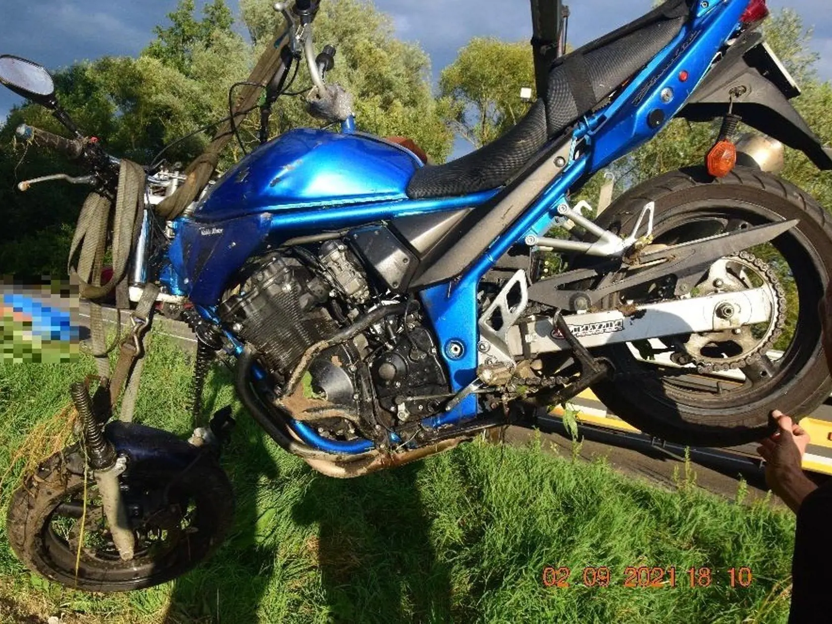 TRAGICKÁ NEHODA MOTOCYKLA AUTOŠKOLY, ŽIAK ZRANENIAM NA MIESTE PODĽAHOL