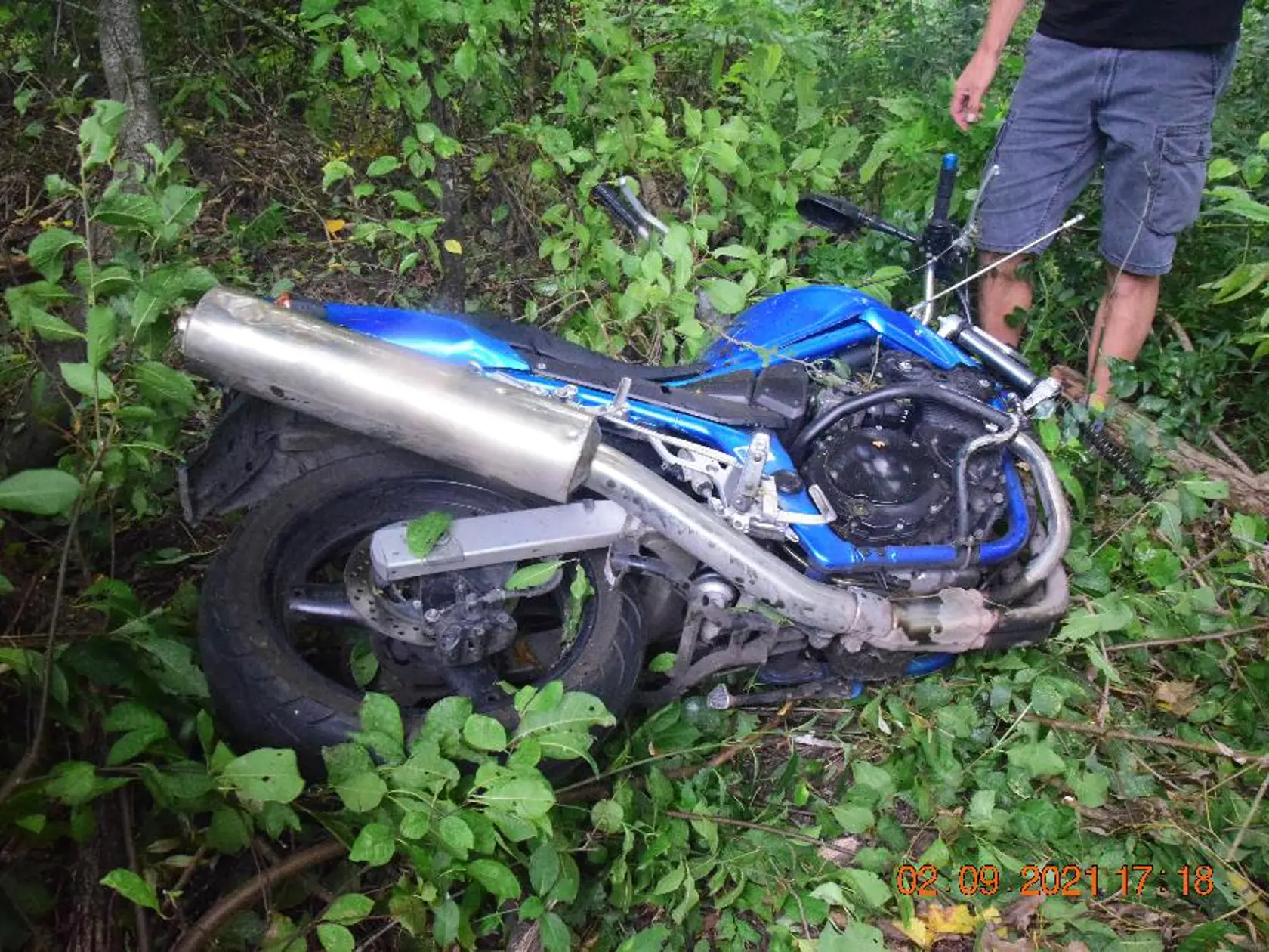 TRAGICKÁ NEHODA MOTOCYKLA AUTOŠKOLY, ŽIAK ZRANENIAM NA MIESTE PODĽAHOL