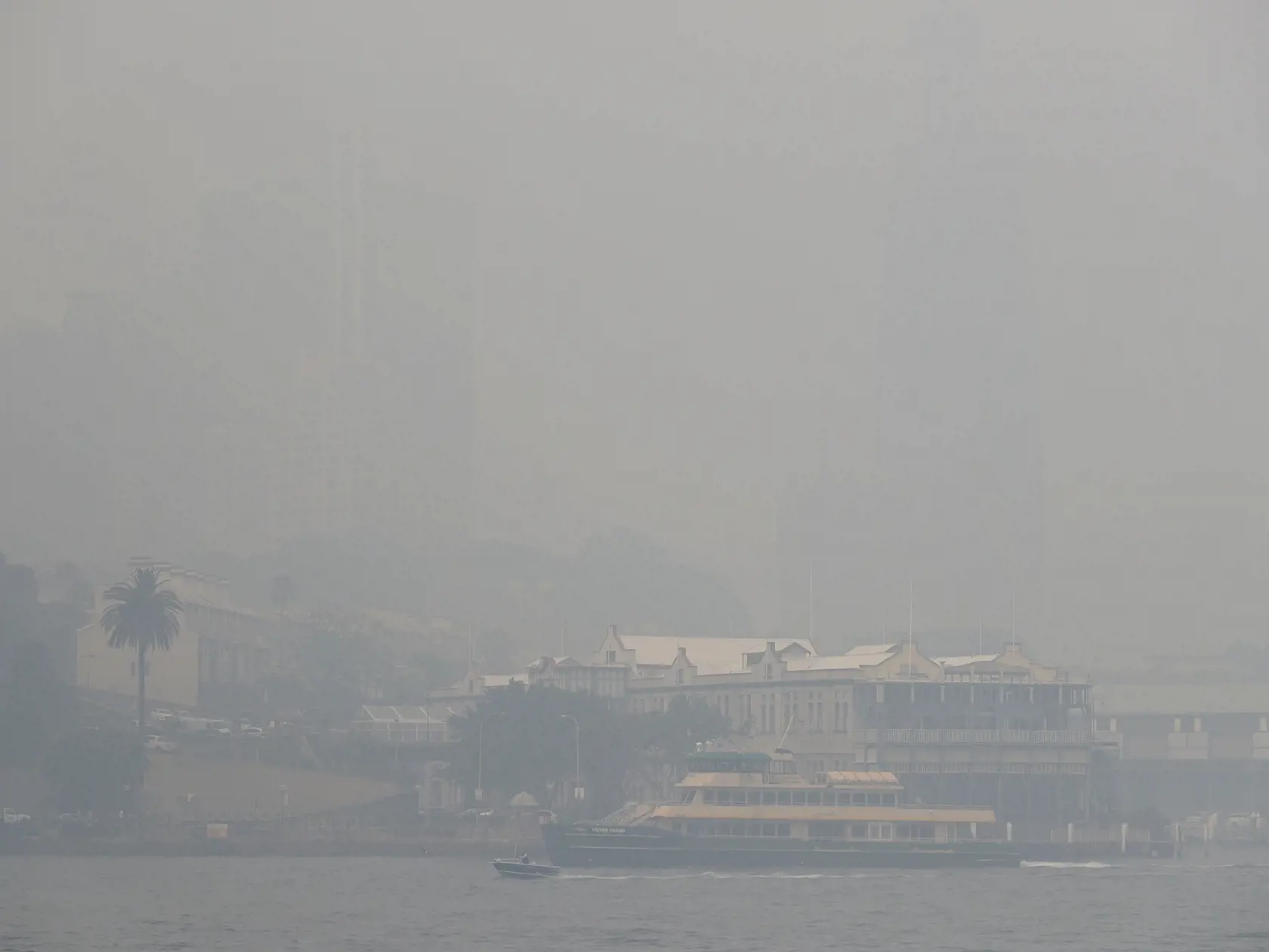 KK10 Sydney - Trajekt zahalený v dyme z lesných požiarov pláva do prístavu v austrálskom Sydney 10. decembra 2019. FOTO TASR/AP
A ferry sails on the harbor as thick smoke settles in Sydney, Australia, Tuesday, Dec. 10, 2019. Hot dry conditions have brought an early start to the fire season. (AP Photo/Rick Rycroft)