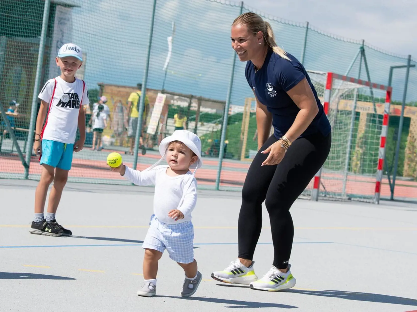 Ten strhol celú pozornosť na seba a zdá sa, že tenis mu nebude vôbec cudzí. Po kurte pobehoval s tenisovou loptičkou.