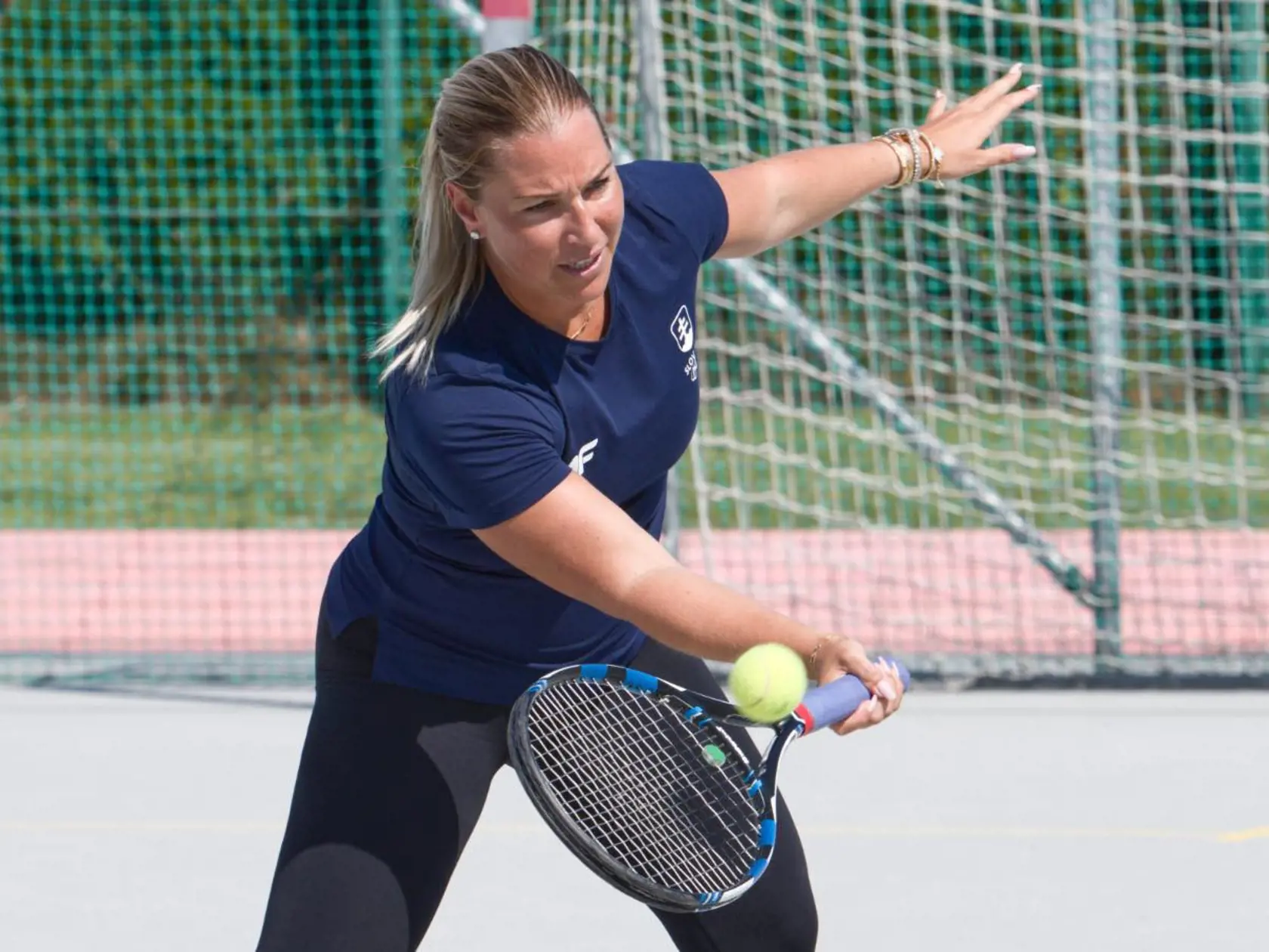 Bývalá slovenská tenistka Dominika Cibulková (32) to naplno rozbalila na Olympijskom festivale v Šamoríne, kde oprášila svoje zručnosti s raketou.