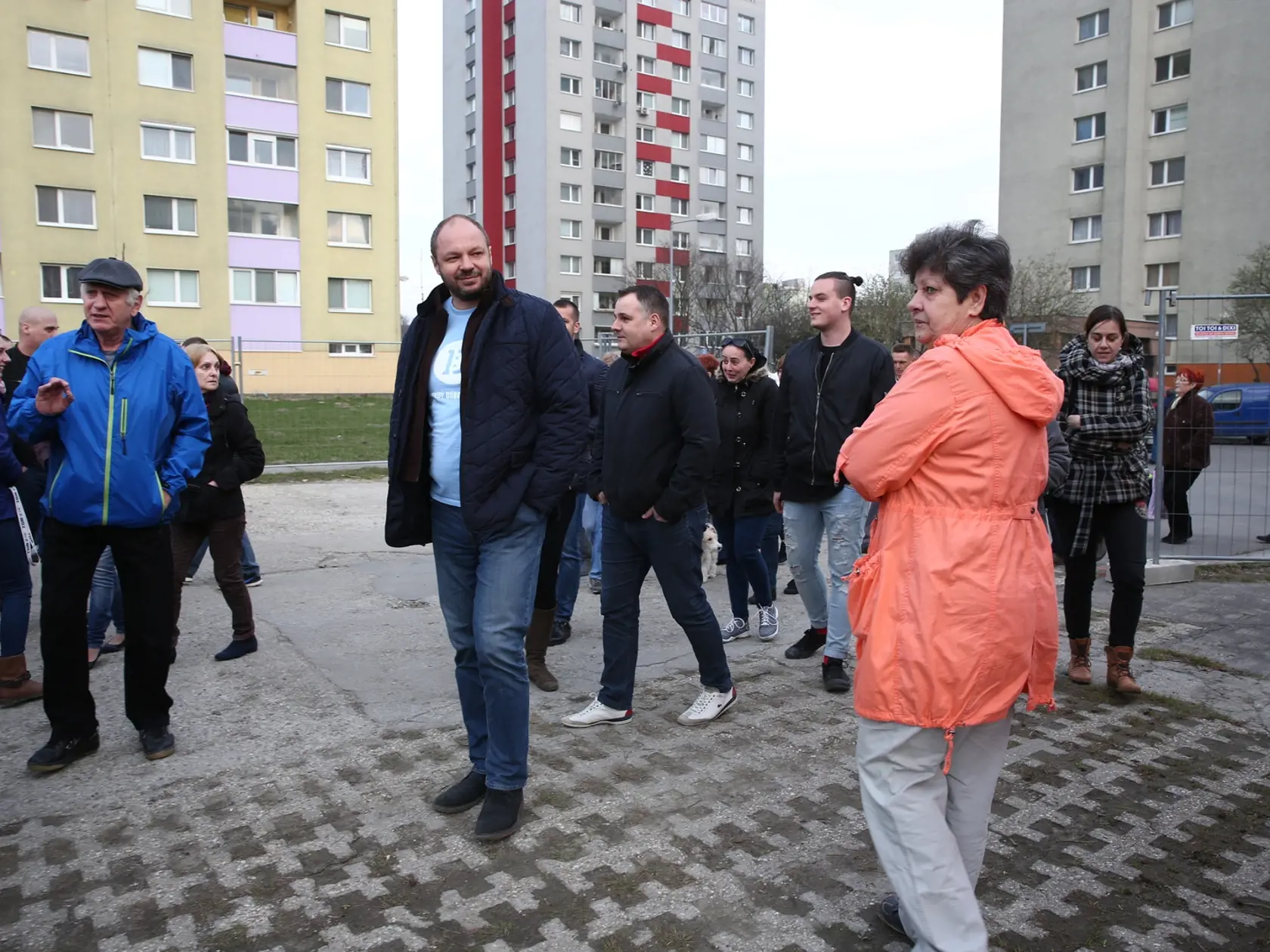 Občanov prišiel podporiť aj starosta mestskej časti Dúbravka Martin Zaťovič.