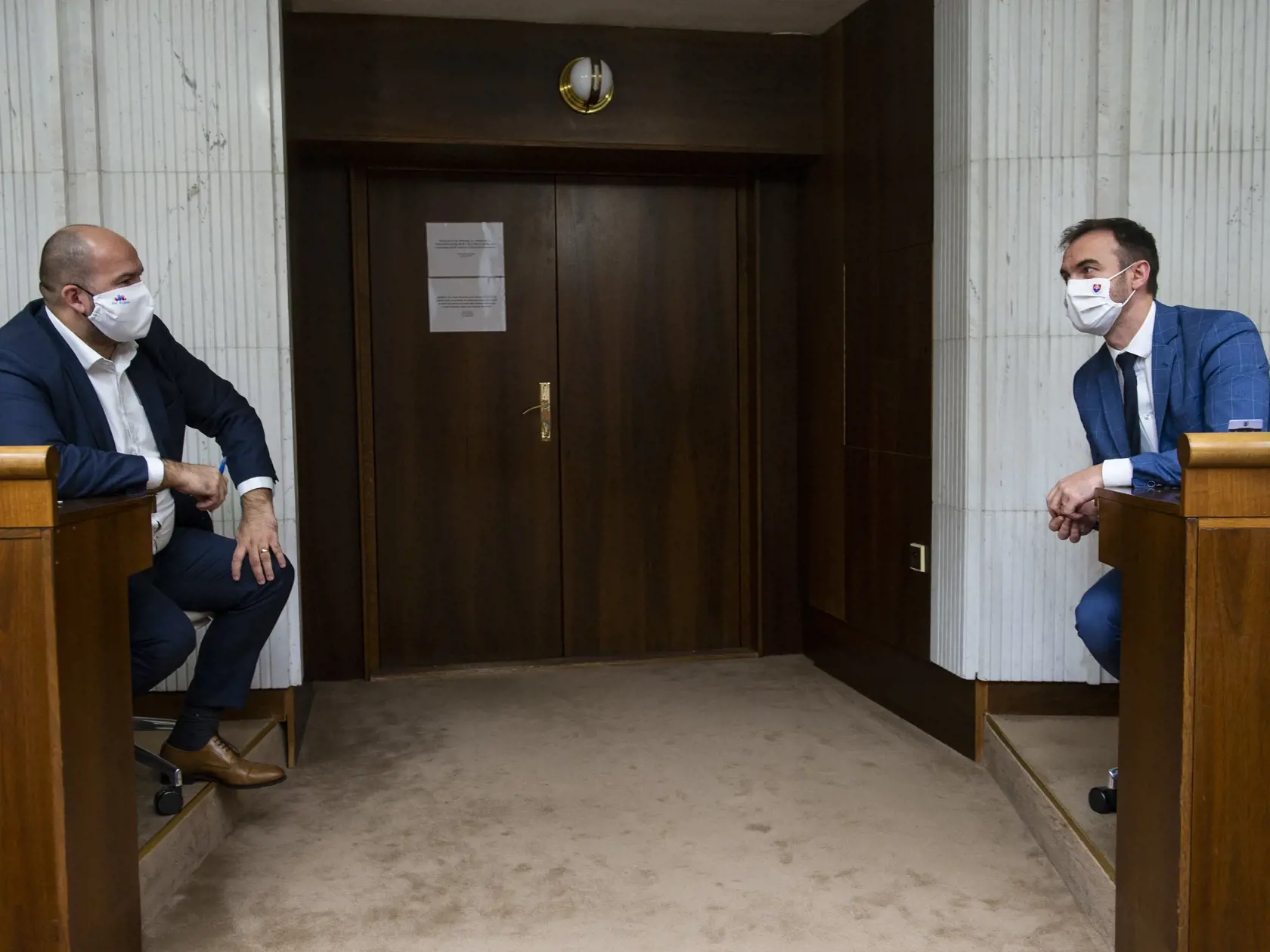 Na snímke poslanci NR SR vľavo Peter Pčolinský (Sme rodina) a vpravo Michal Šipoš (OĽaNO) počas zasadnutia 18. schôdze parlamentu 25. novembra 2020 v Bratislave.