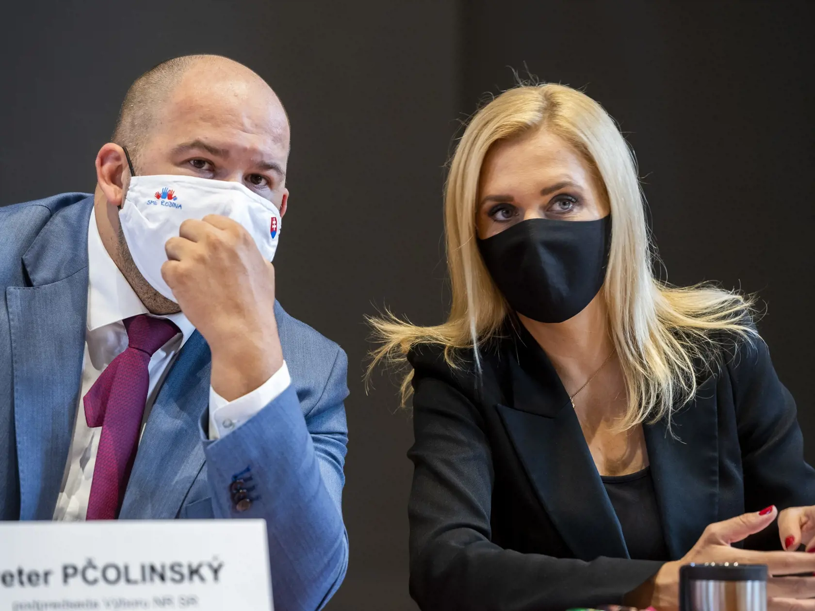 Na snímke zľava podpredsedovia Výboru NR SR pre obranu a bezpečnosť Peter Pčolinský (Sme rodina) a Denisa Saková (nezaradená) počas vypočutia kandidátov na funkciu prezidenta Policajného zboru SR na schôdzi Výboru NR SR pre obranu a bezpečnosť v Bratislave 25. januára 2021.