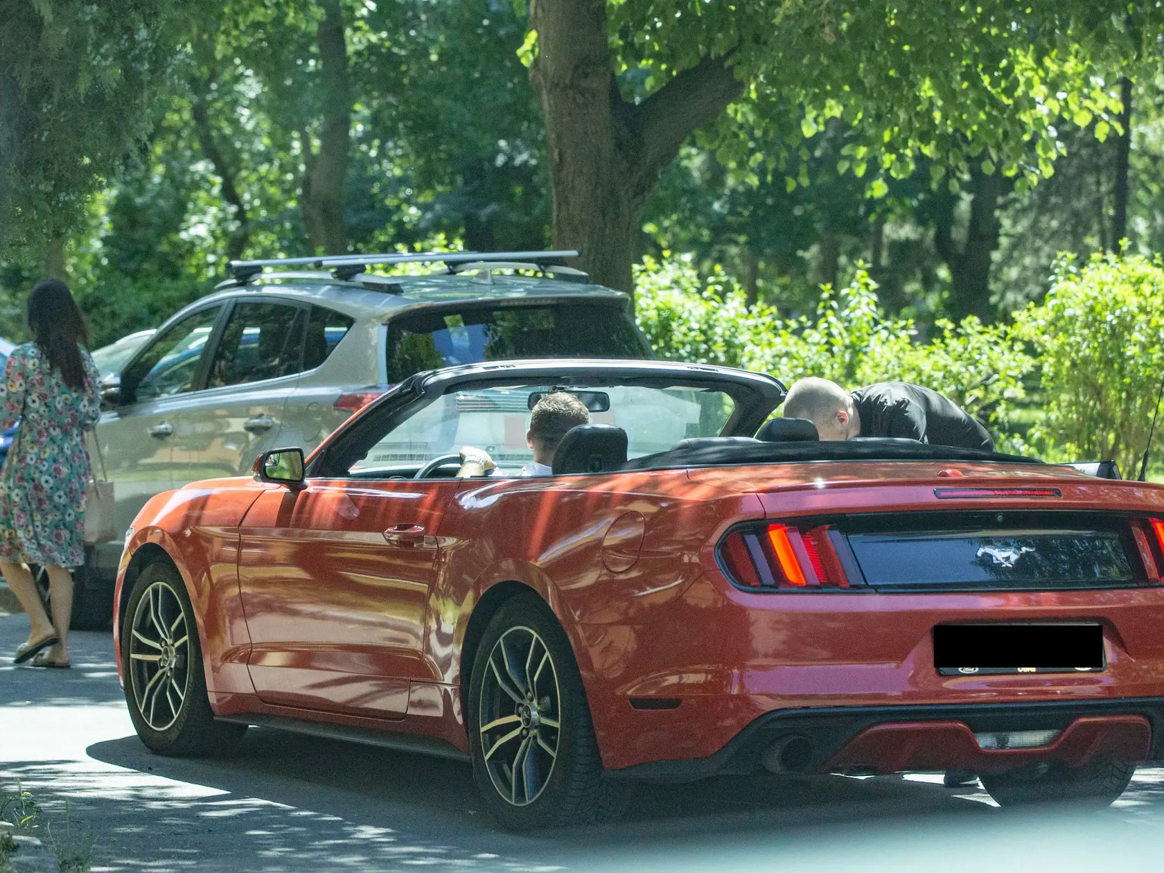 Lukáš Pčolinský (za volantom) čaká na nasadnutie svojho kamaráta, aby ho odviezol na Forde Mustang.