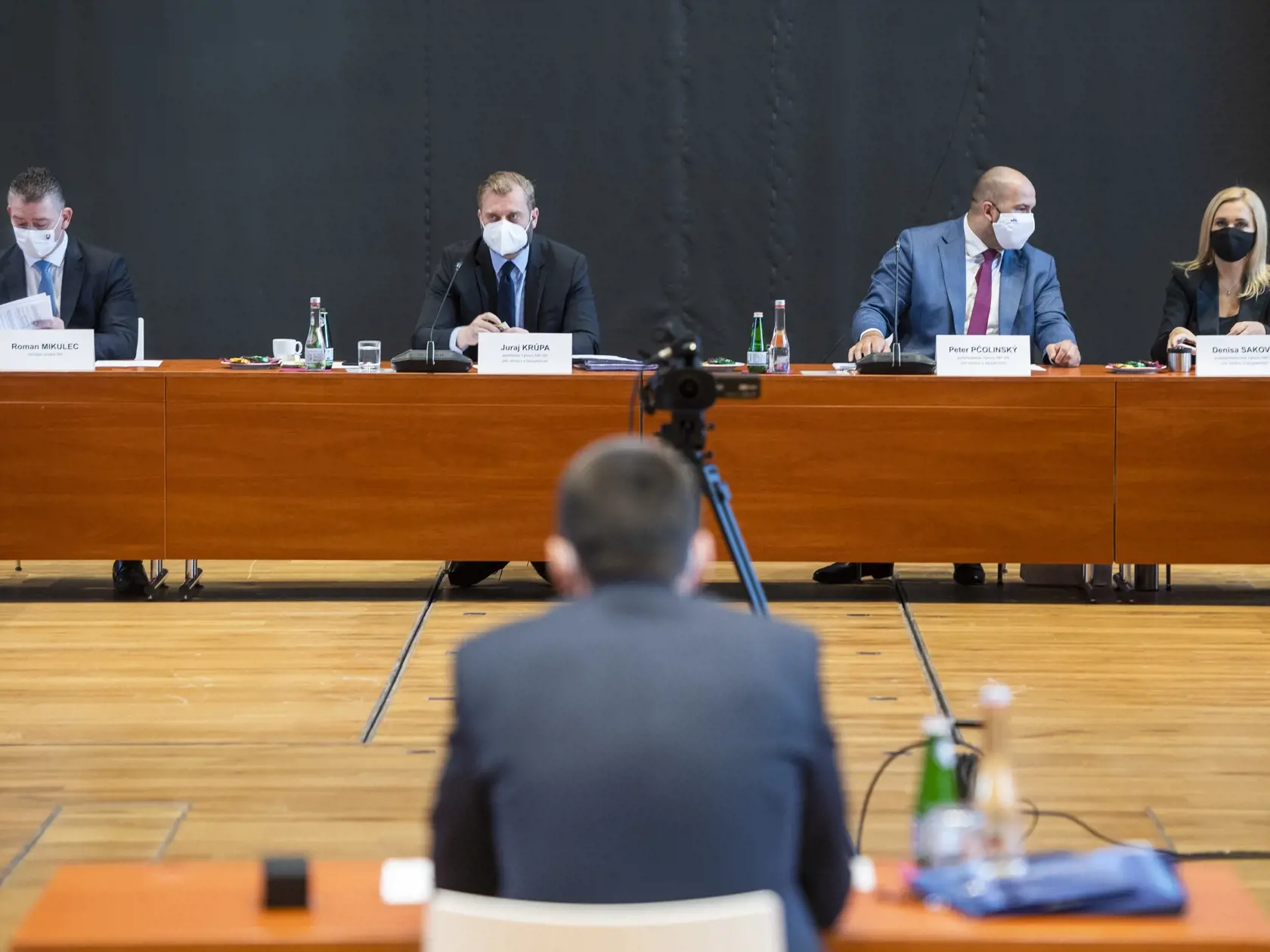 Na snímke v pozadí zľava minister vnútra SR Roman Mikulec, predseda Výboru NR SR pre obranu a bezpečnosť Juraj Krúpa (obaja OĽaNO), podpredsedovia Výboru NR SR pre obranu a bezpečnosť Peter Pčolinský (Sme rodina) a Denisa Saková (nezaradená) a v popredí chrbtom kandidát a veliteľ útvaru osobitného určenia Prezídia Policajného zboru SR Štefan Hamran počas vypočutia kandidátov na funkciu prezidenta Policajného zboru SR.