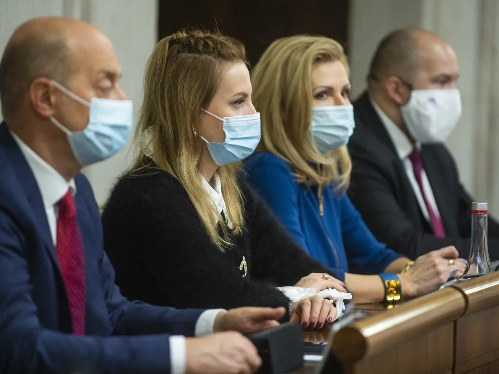 Na snímke poslanci NR SR zľava Ľudovít Goga, Adriana Pčolinská, Petra Krištúfková a Peter Pčolinský (všetci Sme rodina) počas zasadnutia 18. schôdze parlamentu v utorok  8. decembra 2020 v Bratislave.
