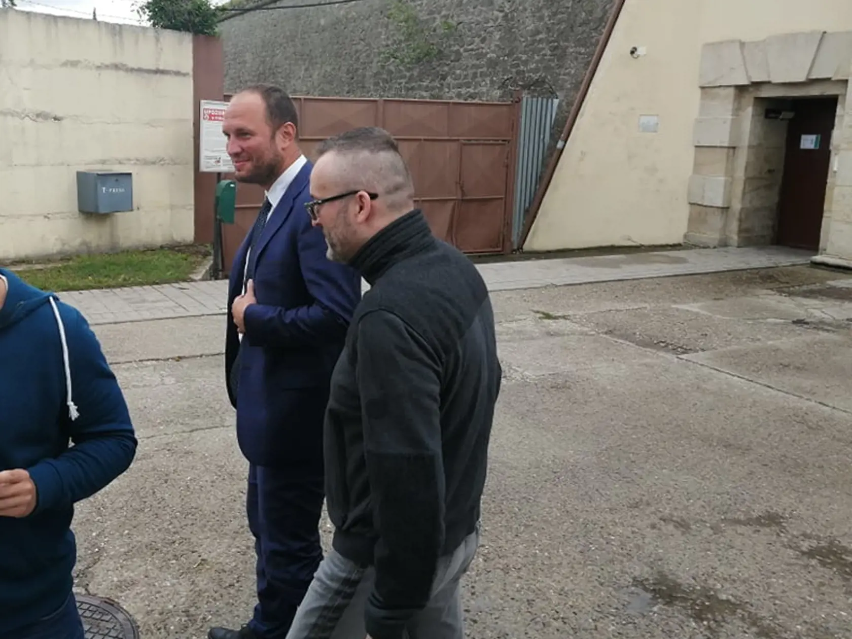 Vladimírovi Pčolinskému (vpravo) zrušili obvinenia a posledný augustový deň sa dostal po pol roku na slobodu.