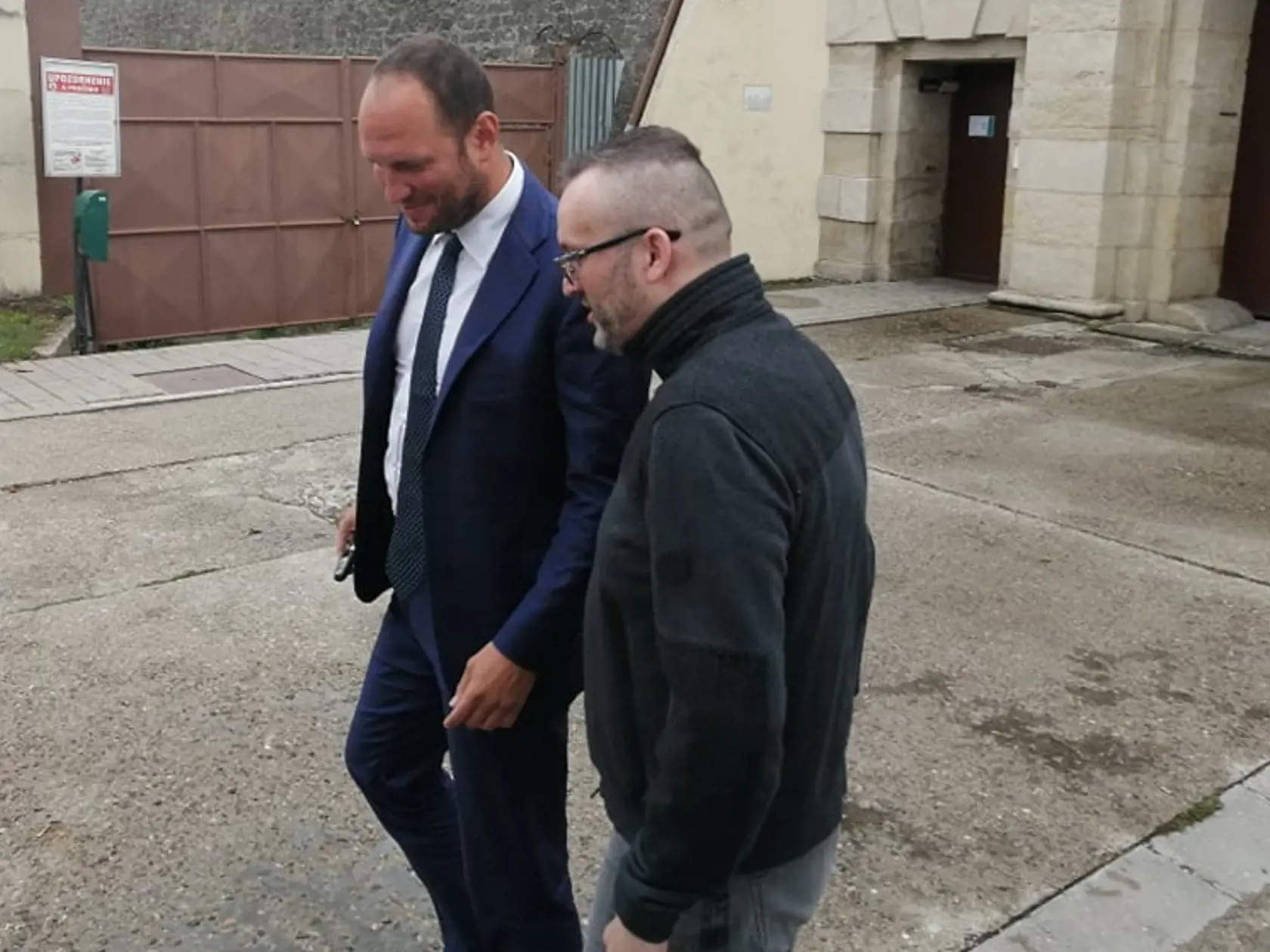 Vladimírovi Pčolinskému zrušili obvinenia a posledný augustový deň sa dostal po pol roku na slobodu.