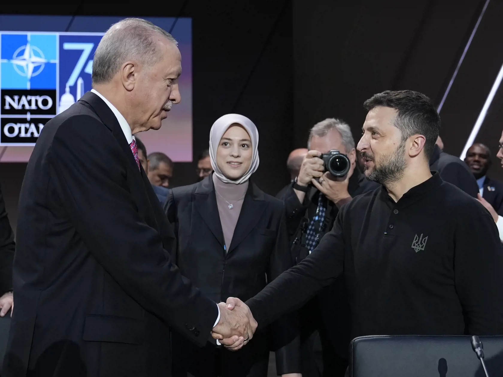 WA 13 Washington - Ukrajinský prezident Volodymyr Zelenskyj (vpravo) a turecký prezident Recep Tayyip Erdogan (vľavo) si podávajú ruky počas záverečného tretieho dňa summitu Severoatlantickej aliancie (NATO) vo Washingtone vo štvrtok 11. júla 2024. FOTO TASR/AP

President of Turkey Recep Tayyip Erdogan, left, greets President of Ukraine Volodymyr Zelensky during Working Session III of the NATO Summit in Washington, Thursday, July 11, 2024. (AP Photo/Susan Walsh)